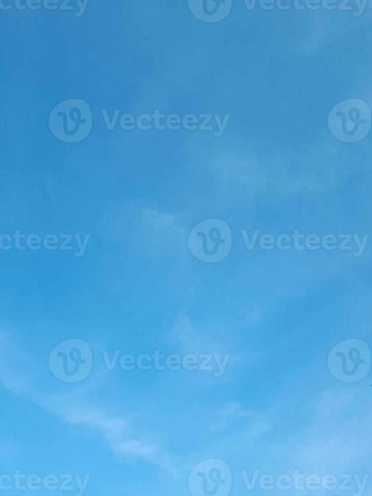 bellissimo bianca nuvole su in profondità blu cielo sfondo. elegante blu cielo immagine nel luce del giorno. grande luminosa morbido soffice nuvole siamo copertina il intero blu cielo. foto
