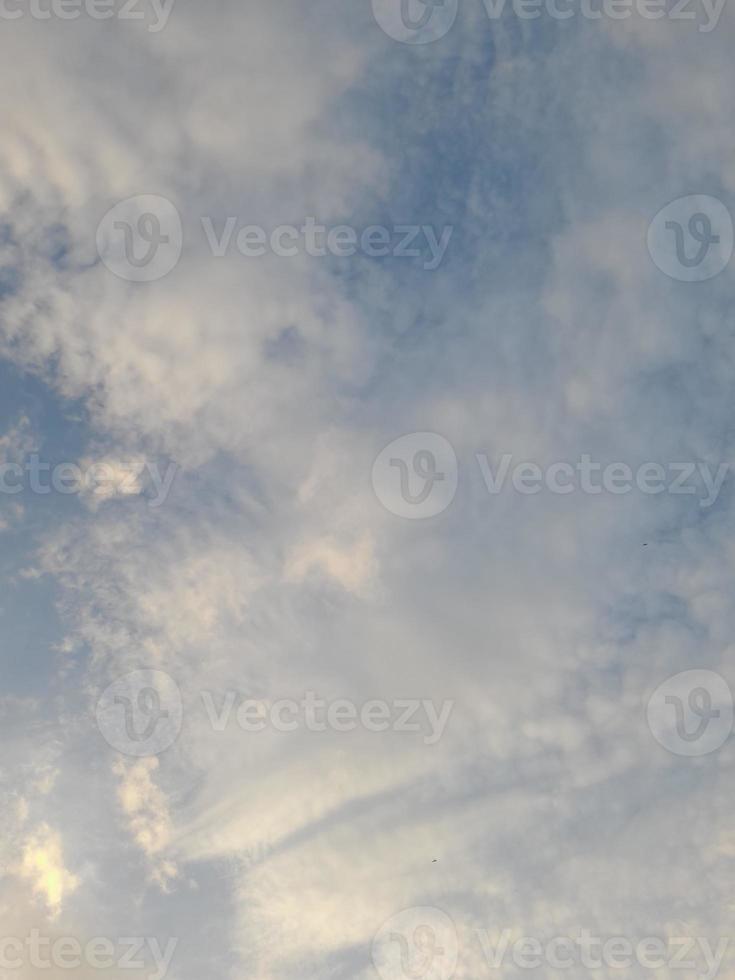 bellissimo bianca nuvole su in profondità blu cielo sfondo. elegante blu cielo immagine nel luce del giorno. grande luminosa morbido soffice nuvole siamo copertina il intero blu cielo. foto