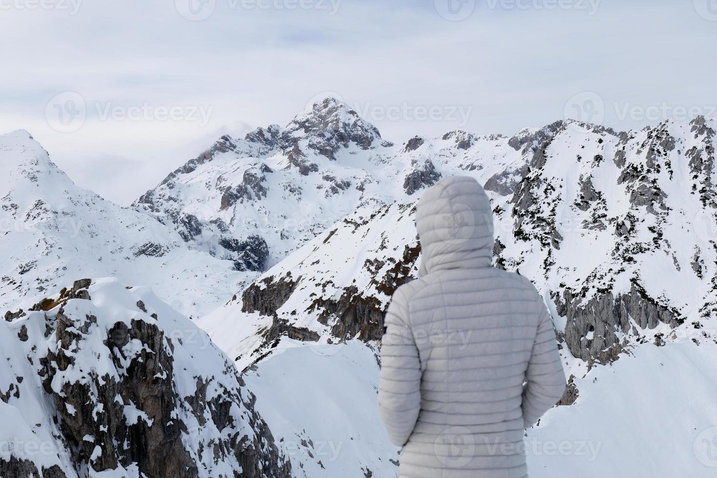 un' persona ammirazione il vasto inverno montagna paesaggio con montare triglav nel il sfondo nel il julian Alpi nel slovenia. escursioni a piedi nel il inverno. neve nel il montagne. viaggio e gratuito spirito sensazione. foto