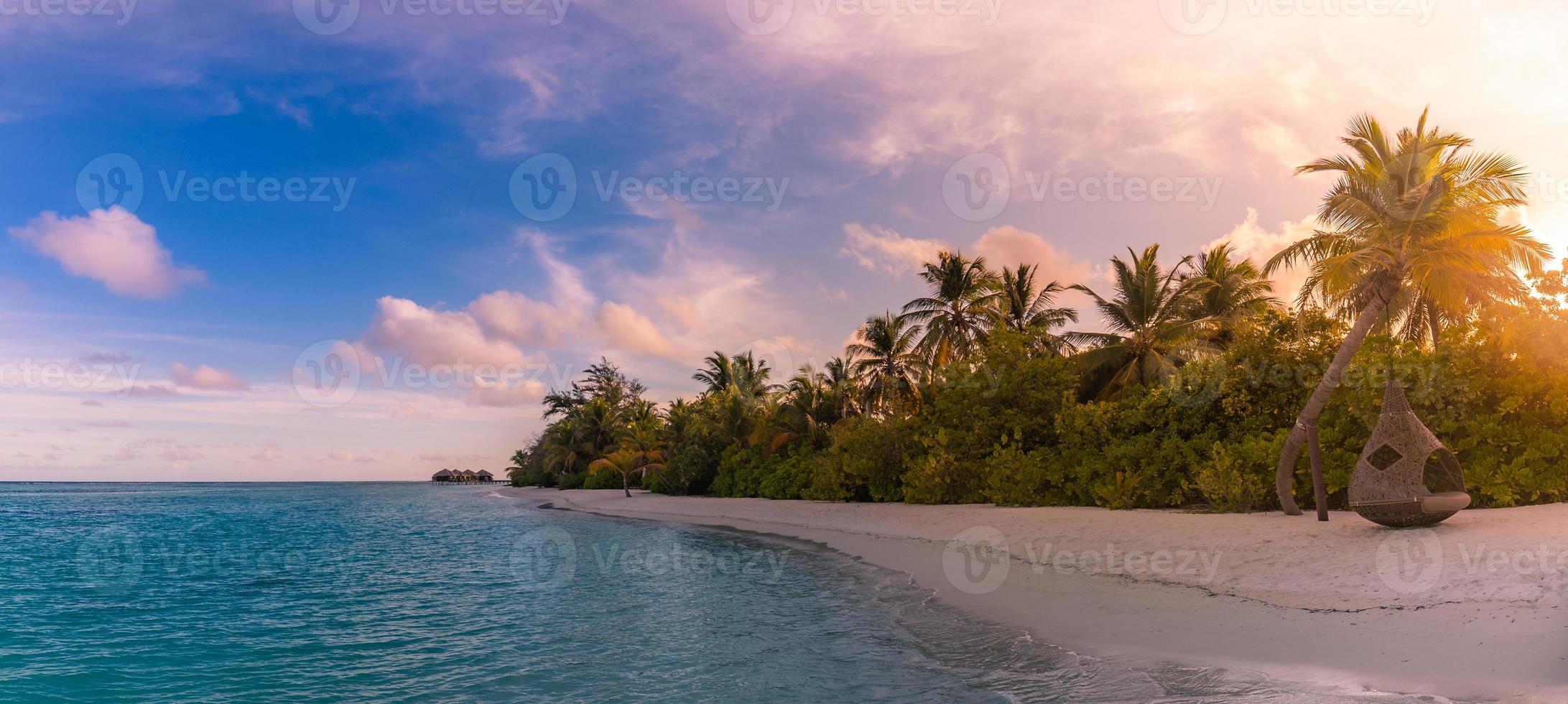 panorama Visualizza su bellissimo tramonto e tropicale spiaggia. idilliaco, tranquillo, calmo panoramico paesaggio, rilassante tropicale natura. esotico spiaggia scenario, meraviglioso estate umore. lusso vacanza vacanza bandiera foto