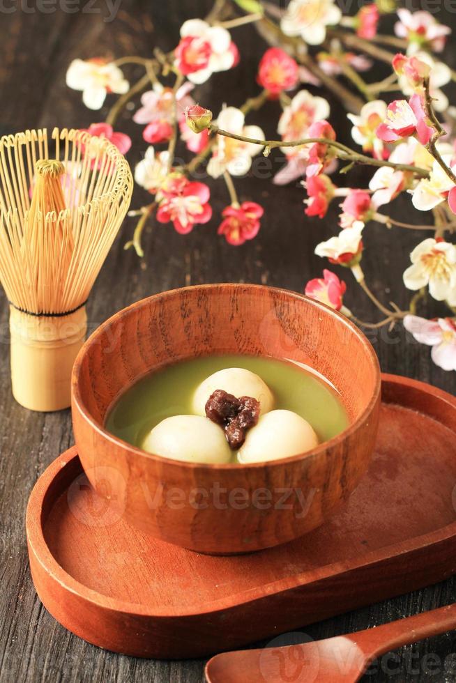 matcha tangyuan su di legno ciotola foto