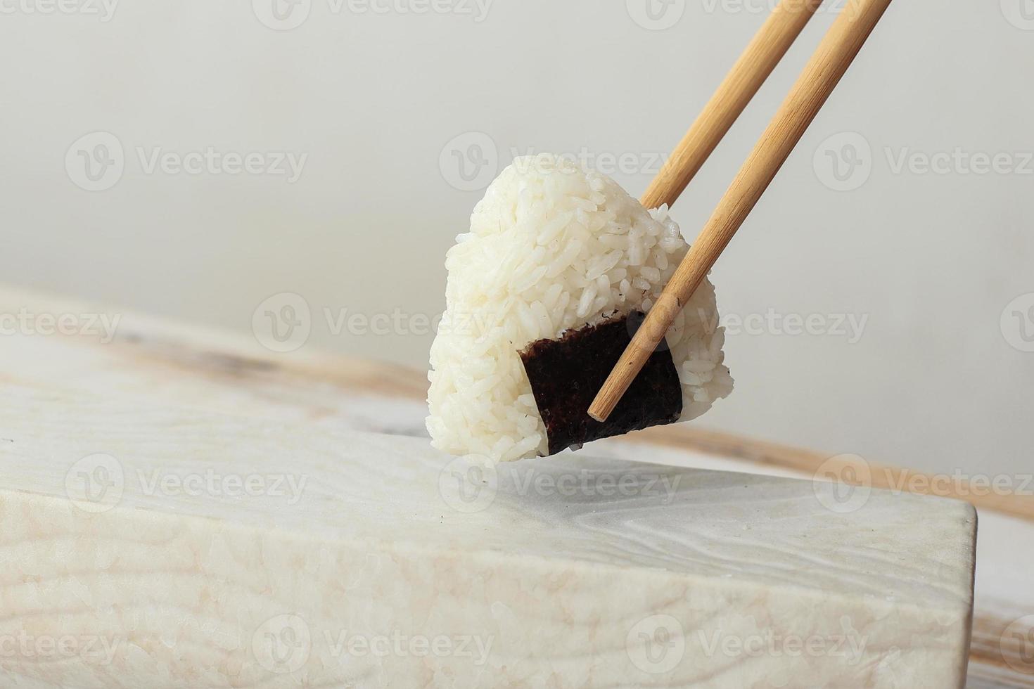 prendere onigiri mini con un' paio di bacchette foto