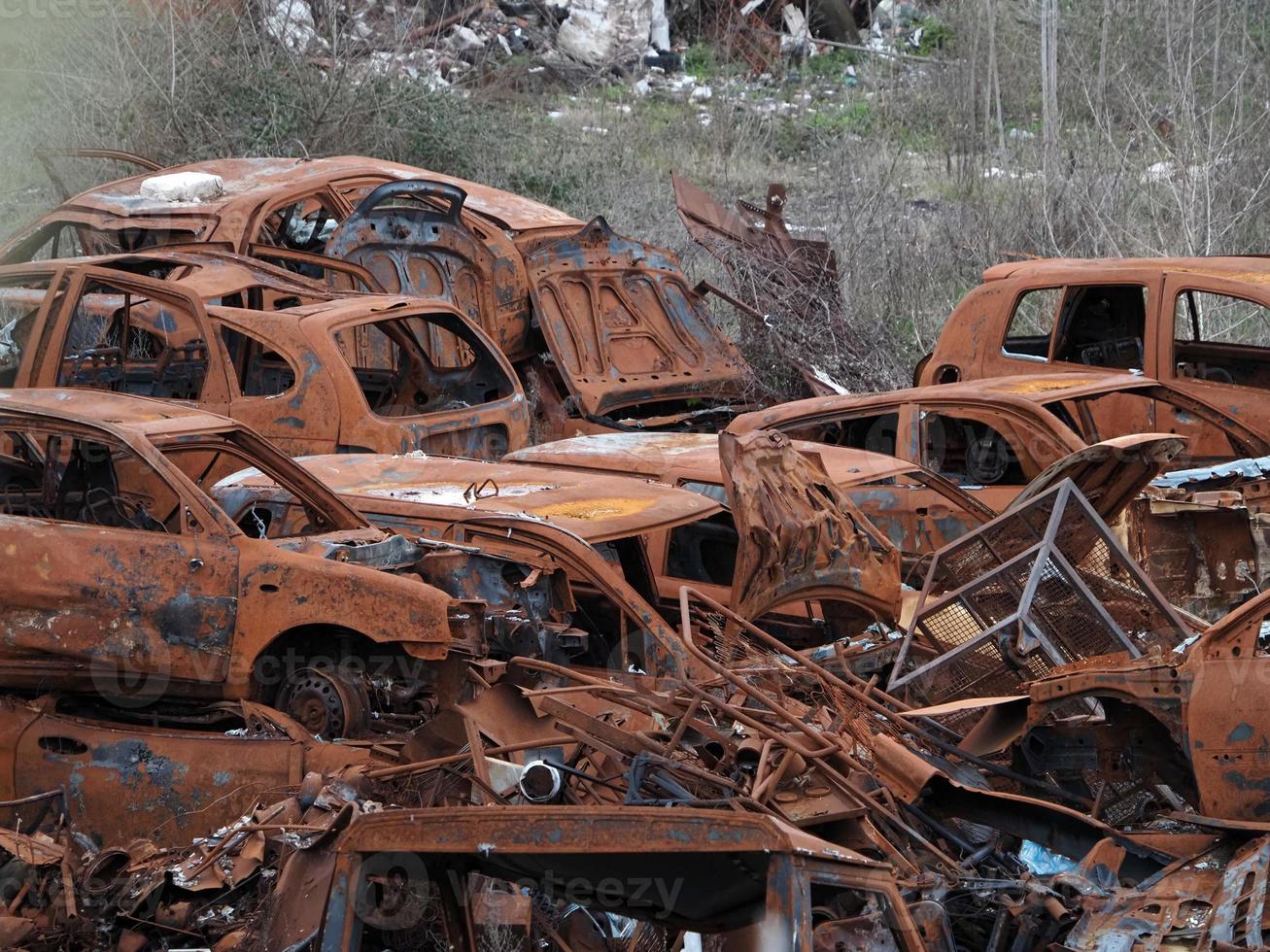 discarica vecchio arrugginito auto campo foto