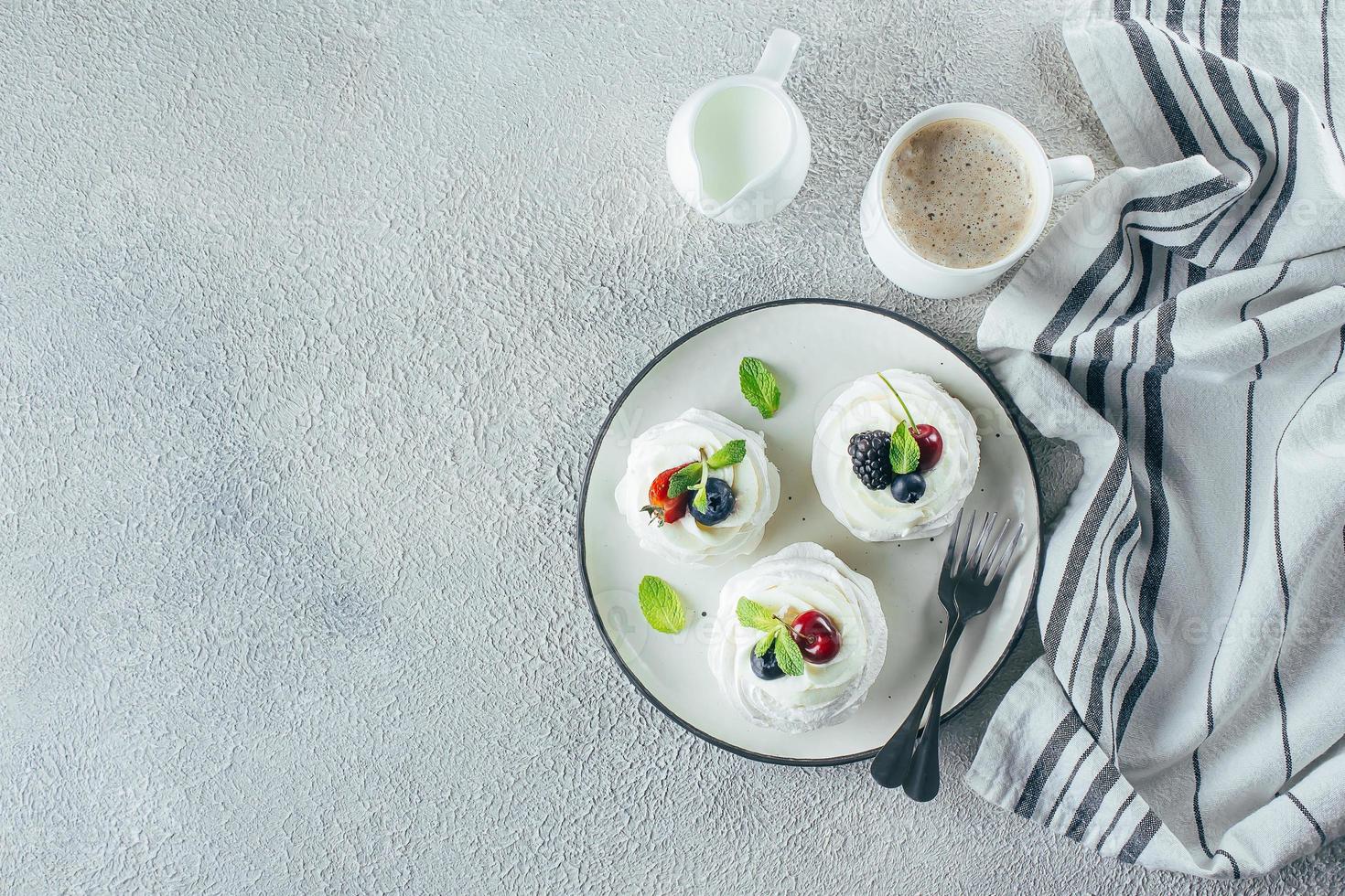 cibo dolce sfondo. meringa dolce Pavlova torta con frutti di bosco su un' piatto. pietra sfondo foto