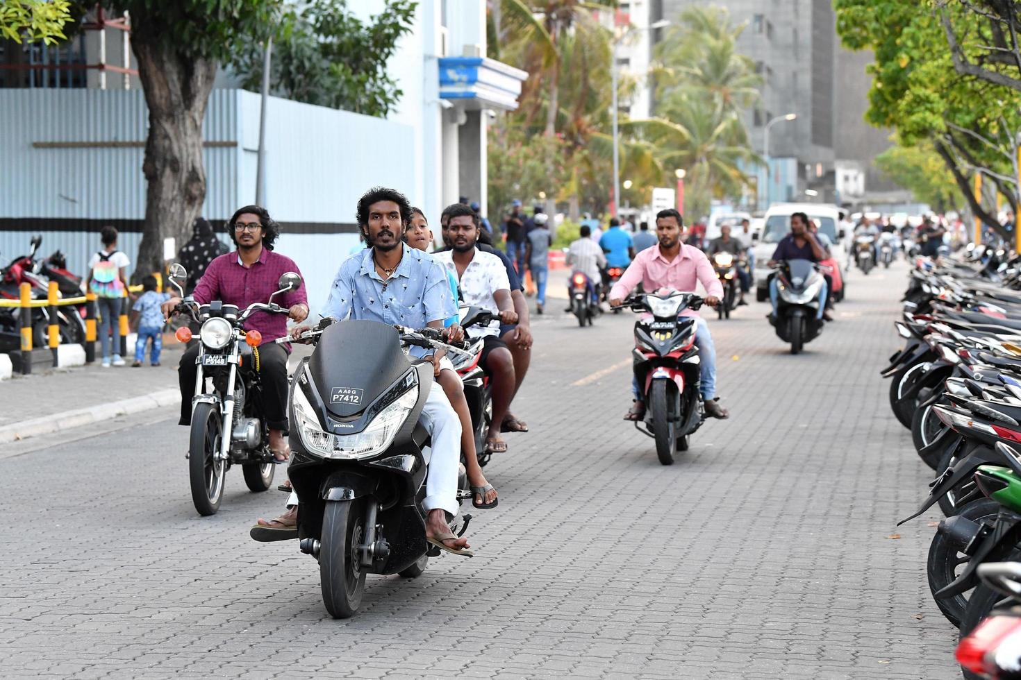 maschio, Maldive - febbraio 17 2018 - pesante traffico nel il strada prima sera pregare tempo foto