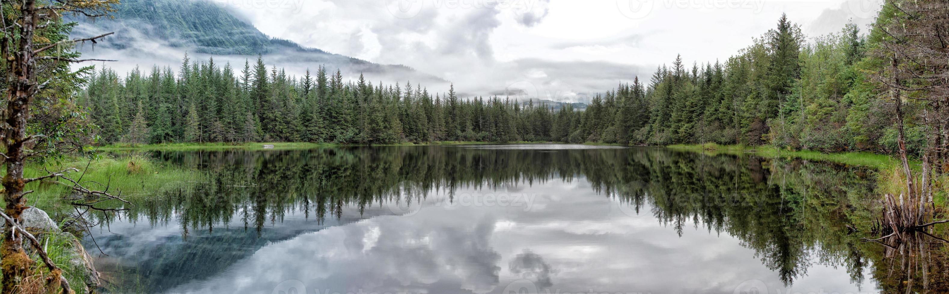 lago vicino mendhenall ghiacciaio enorme paesaggio foto