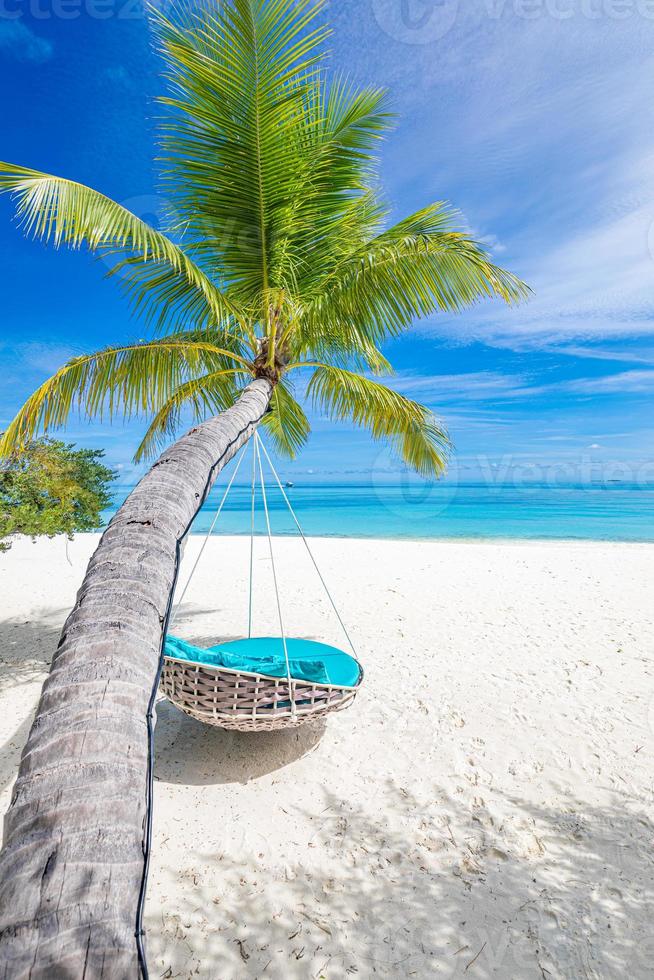 coppia viaggio luna di miele spiaggia sfondo come estate paesaggio con tranquillo spiaggia swing o amaca e bianca sabbia e calma mare per spiaggia striscione. vacanza e estate vacanza concetto. tempo libero stile di vita foto