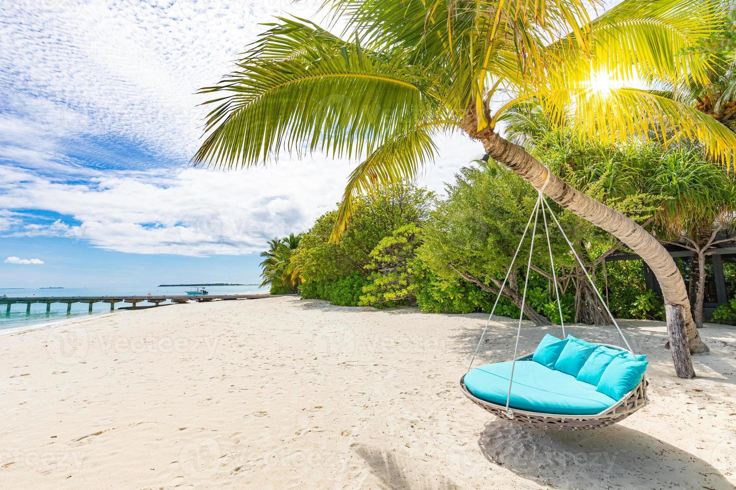 coppia viaggio luna di miele spiaggia sfondo come estate paesaggio con tranquillo spiaggia swing o amaca e bianca sabbia e calma mare per spiaggia striscione. vacanza e estate vacanza concetto. tempo libero stile di vita foto