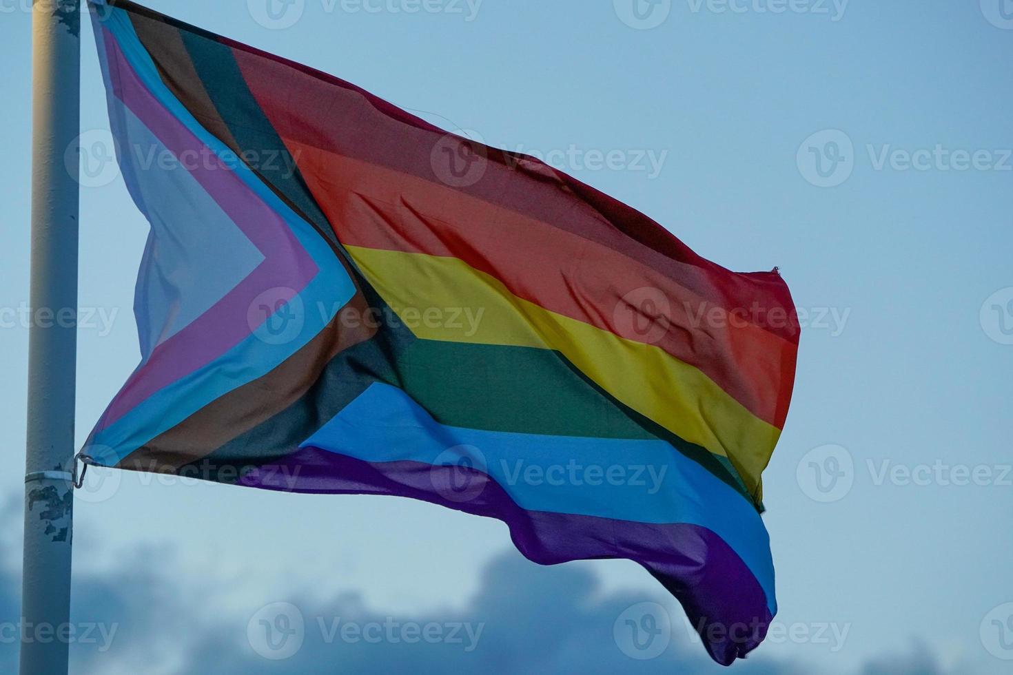 arcobaleno pace LGBTQ agitando bandiera nel provincetown massachussetts foto