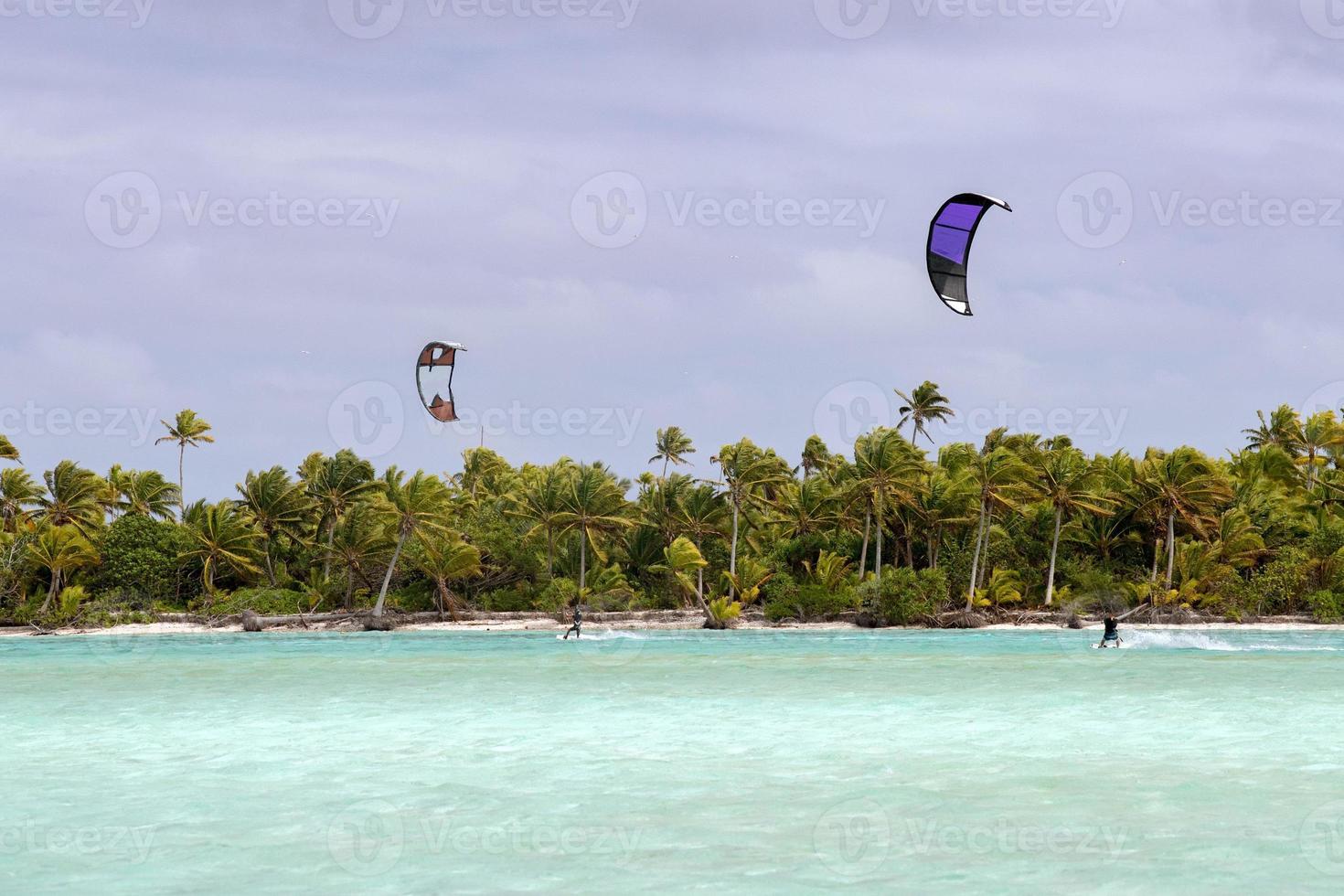 aquilone surfers su tropicale polinesiano spiaggia aitutaki cucinare isole foto