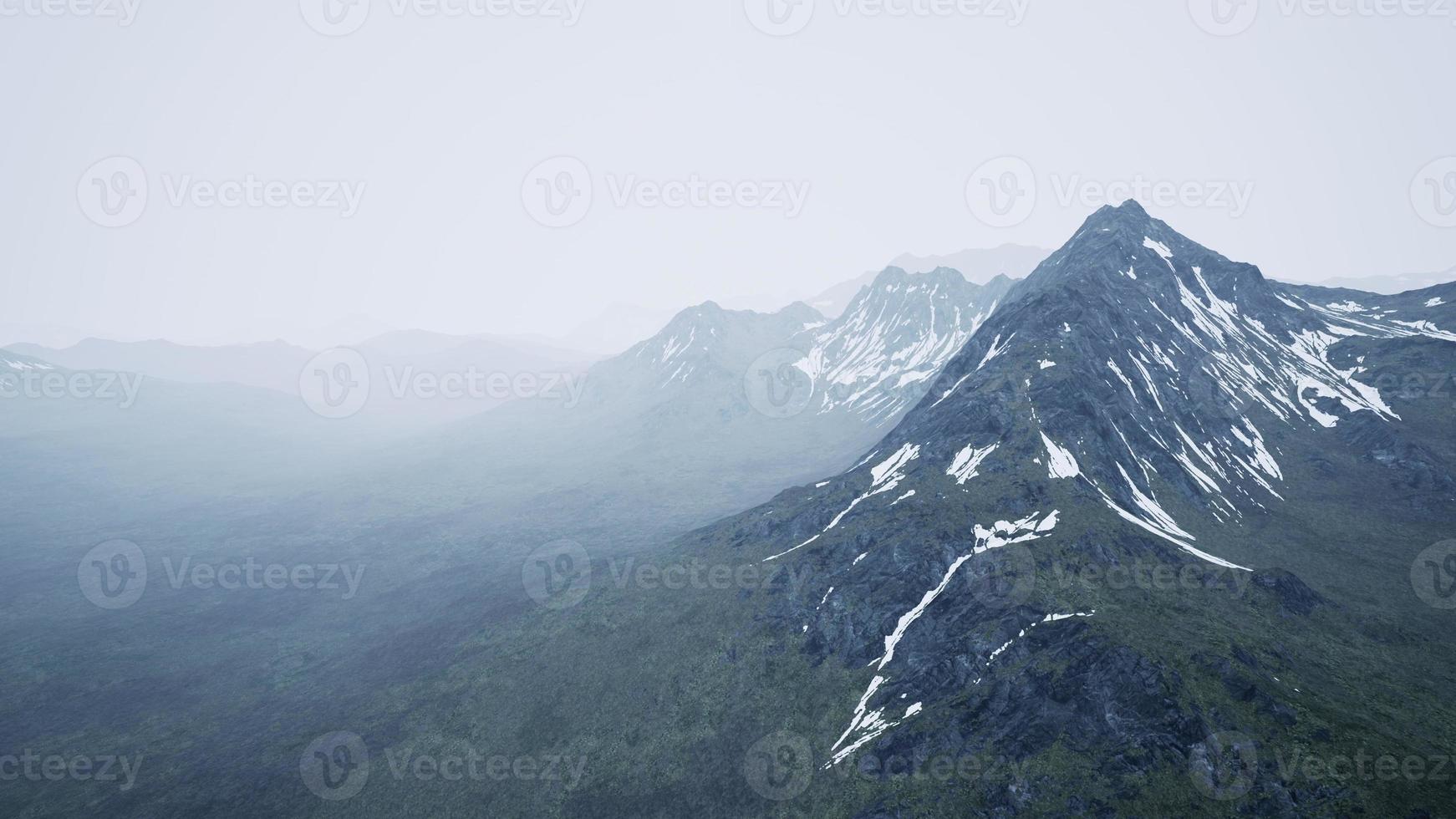 montagne siamo nascosto nel Basso nuvole e nebbia foto