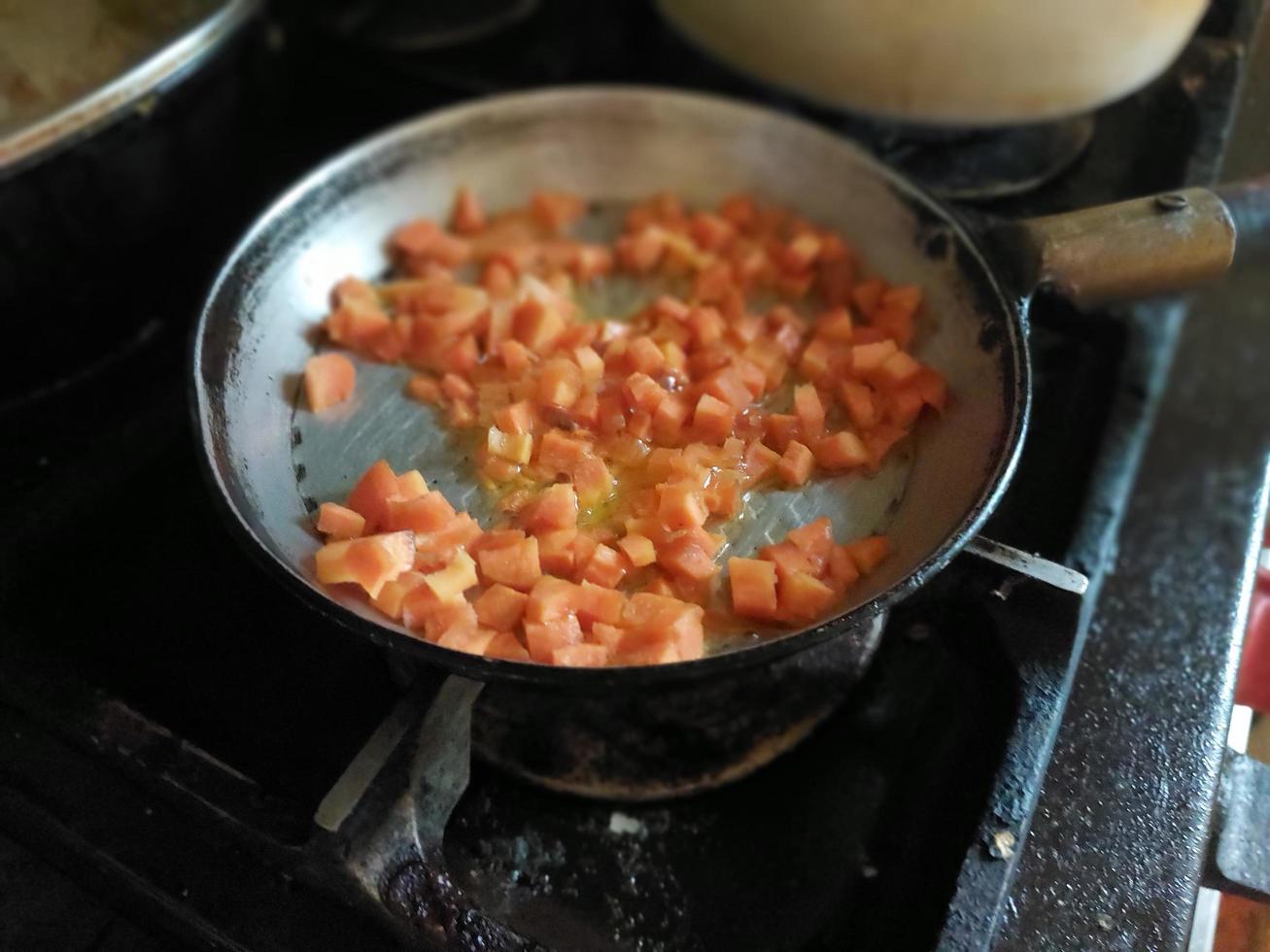 fabbricazione la minestra con vario ingredienti a casa foto