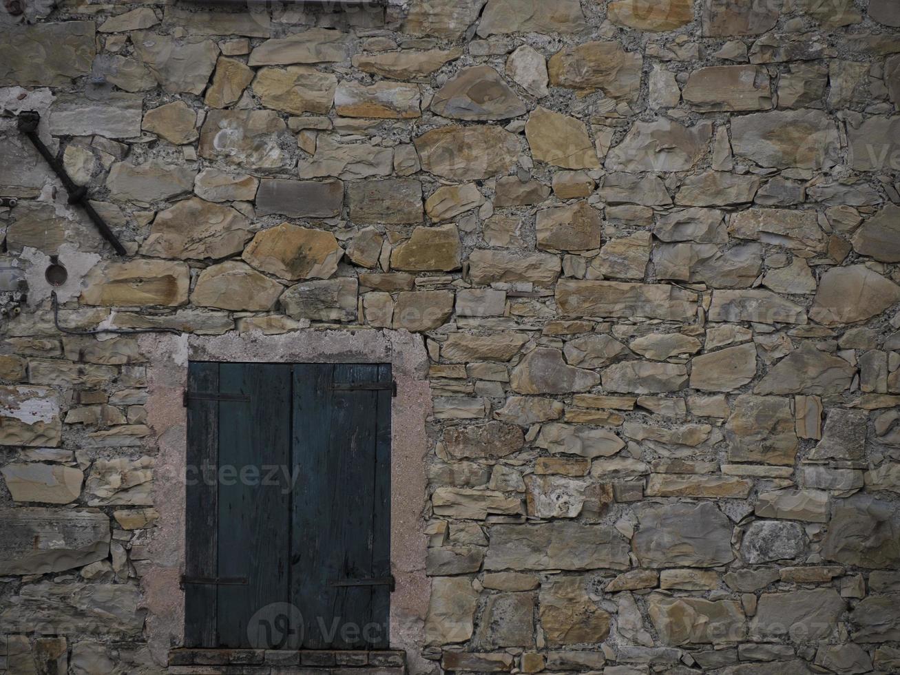vecchio frassinedolo medievale villaggio muri nel valle in giro bismantov pietra vicino Castelnovo ne monti foto