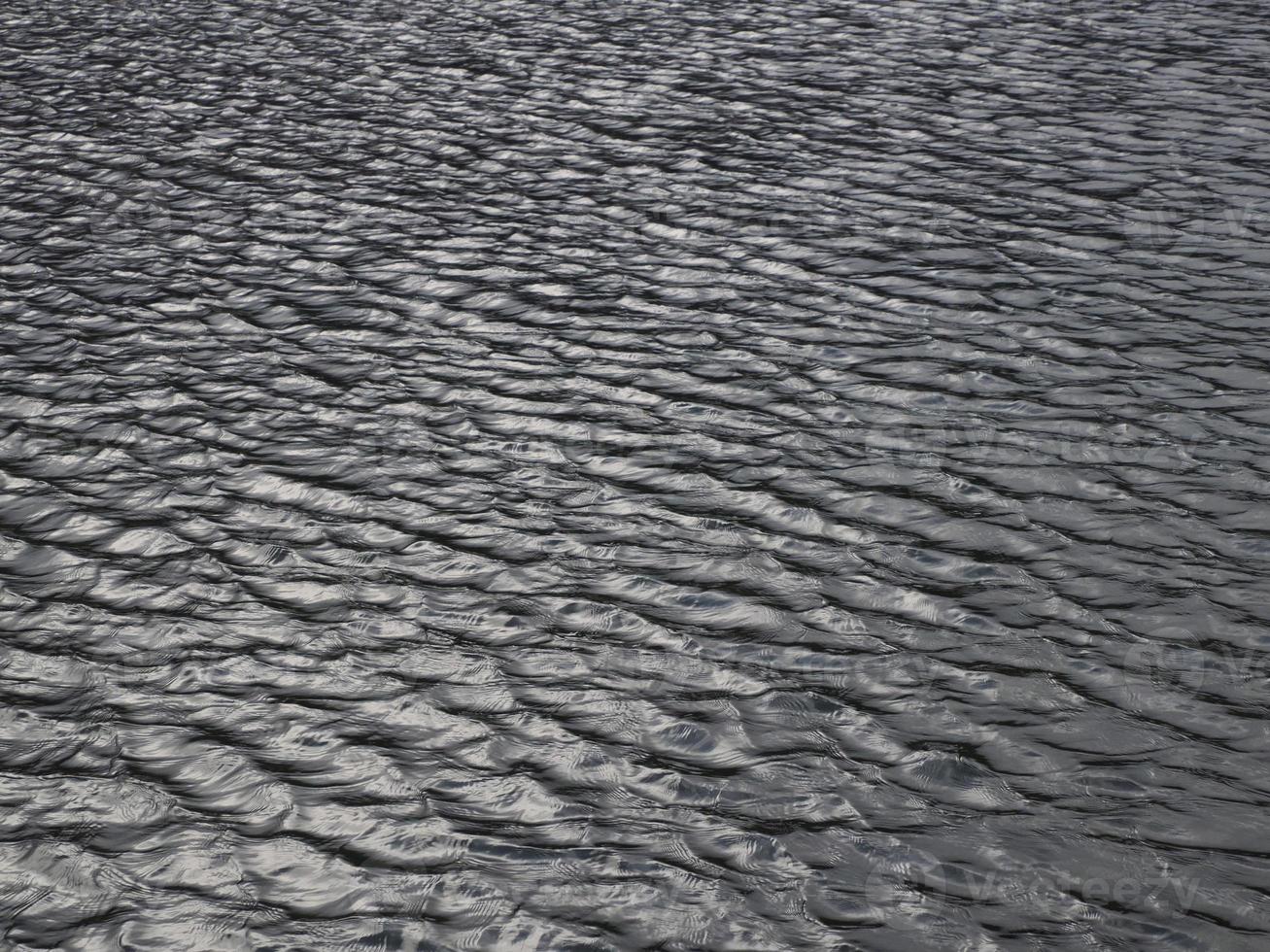 acqua struttura con riflettendo luce del sole guardare piace liquido metallo foto