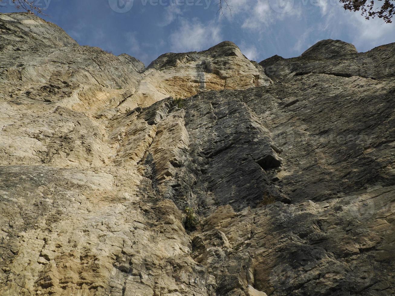 bismantov pietra un' roccia formazione nel il tosco-emiliano Appennini foto