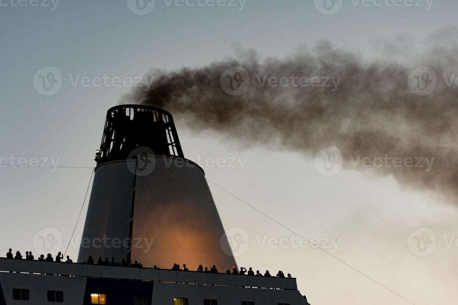 traghetto nave chimica a notte porto operazione foto