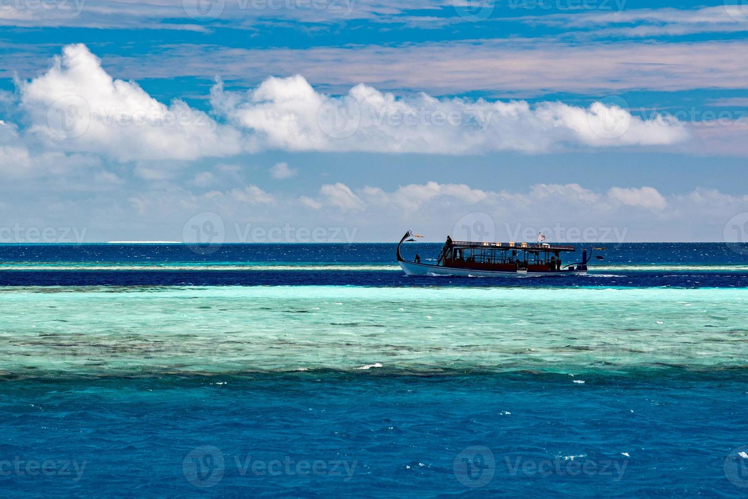 Maldive dhoni barca nel blu oceano foto