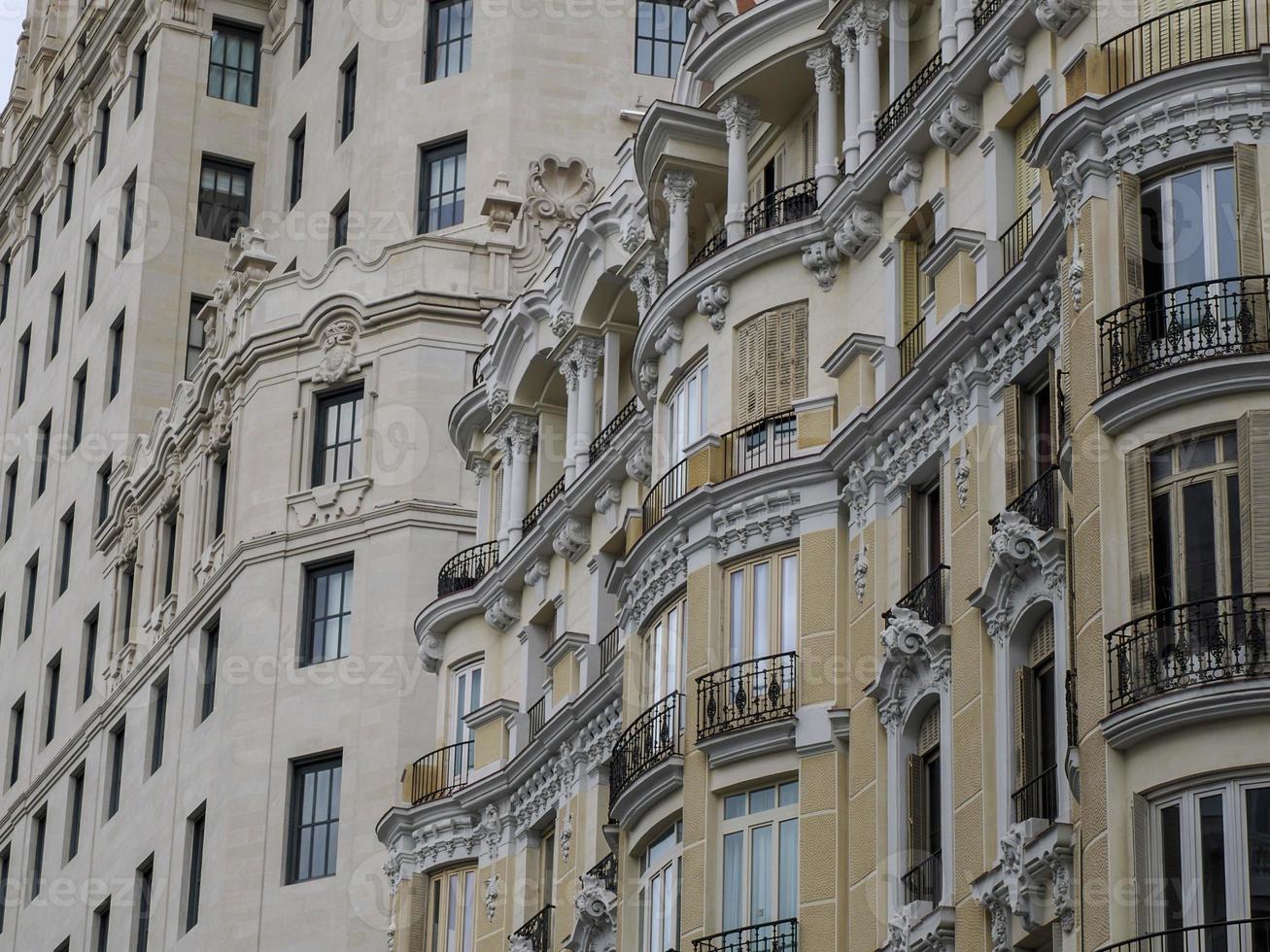 Madrid Spagna nonna attraverso edificio foto