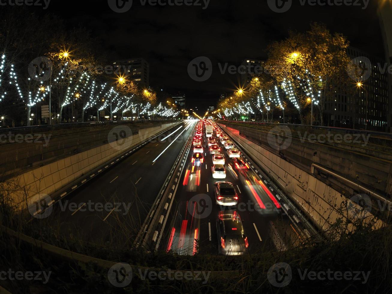 traffico marmellata nel Madrid castiglia posto a notte con auto luci brani foto
