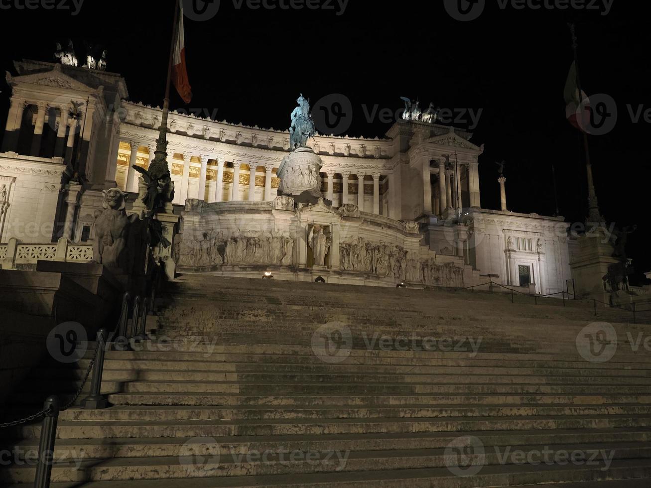 altare della patria Roma Italia Visualizza a notte foto