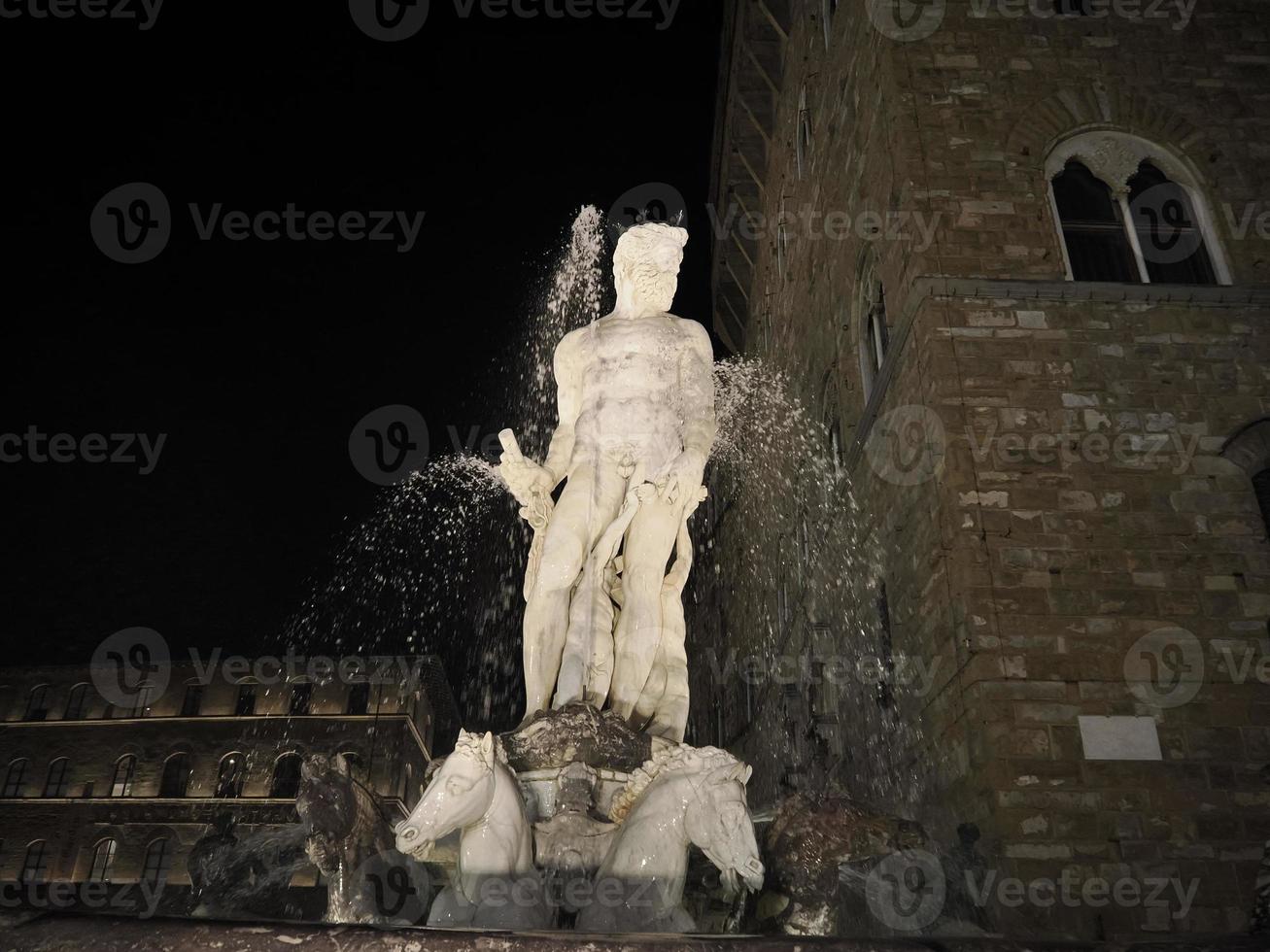 Firenze Nettuno statua della signoria posto a notte foto