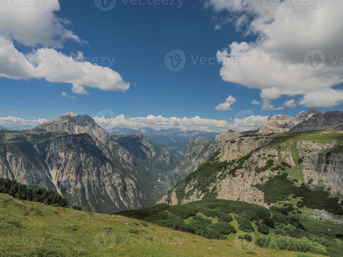 montare piana dolomiti montagne primo mondo guerra percorsi trincea buca foto