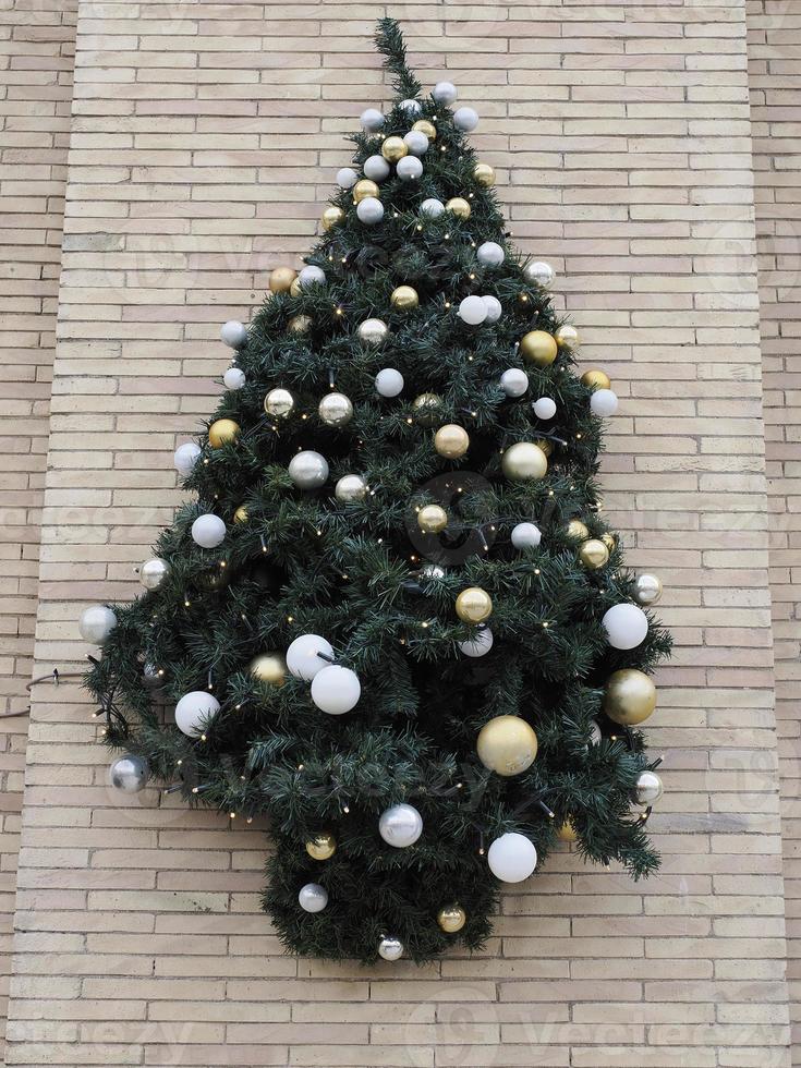 vicino su di palle su Natale albero. bokeh ghirlande nel il sfondo. nuovo anno concetto. foto