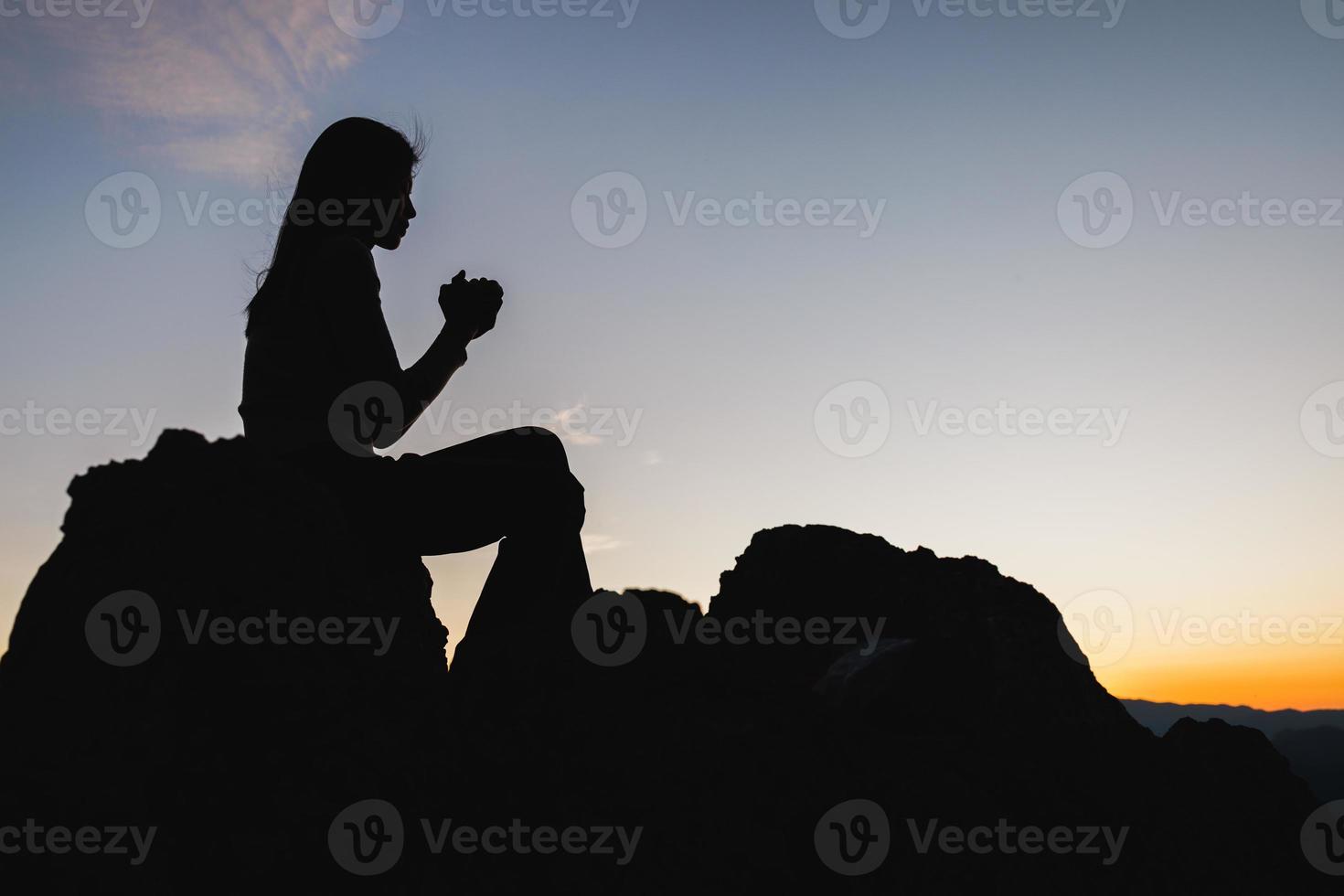 silhouette di cristiano donna mano pregando, donna preghiere nel il mattina su il Alba sfondo. spiritualità e religione, donna preghiere per Dio. cristianesimo concetto. foto