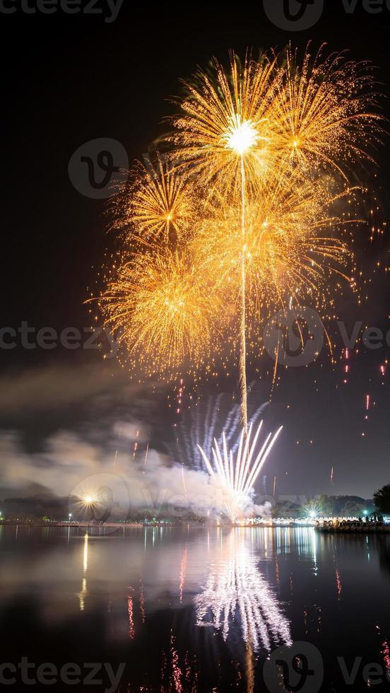 fuochi d'artificio celebrazione a notte nel il suan luang rama ix foto