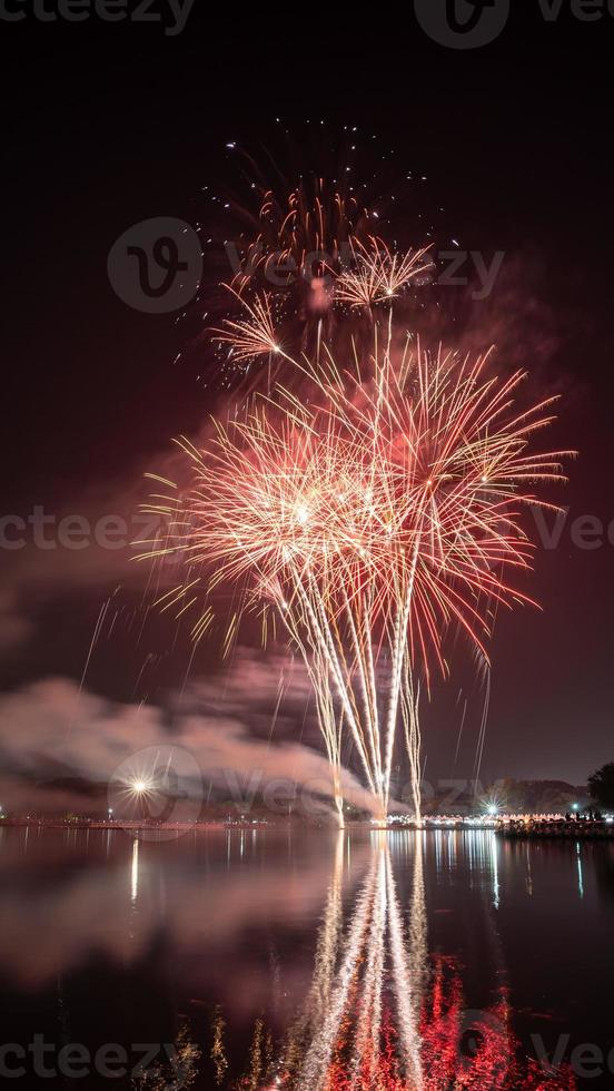 fuochi d'artificio celebrazione a notte nel il suan luang rama ix foto