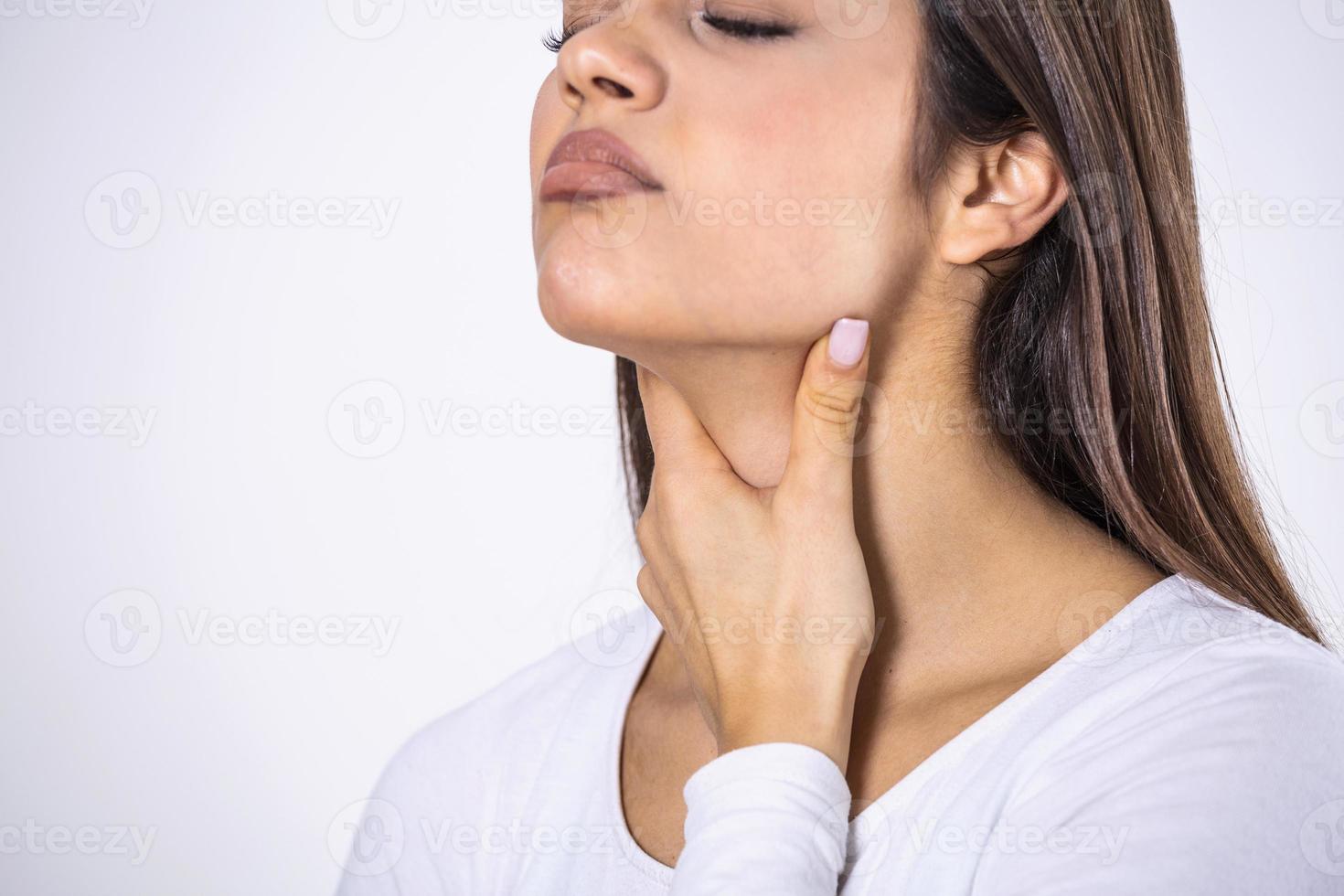 giovane bellissimo donna sofferenza a partire dal dolore nel gola, toccante infiammato zona su sua collo, ritagliato, vuoto spazio, dolorante gola foto