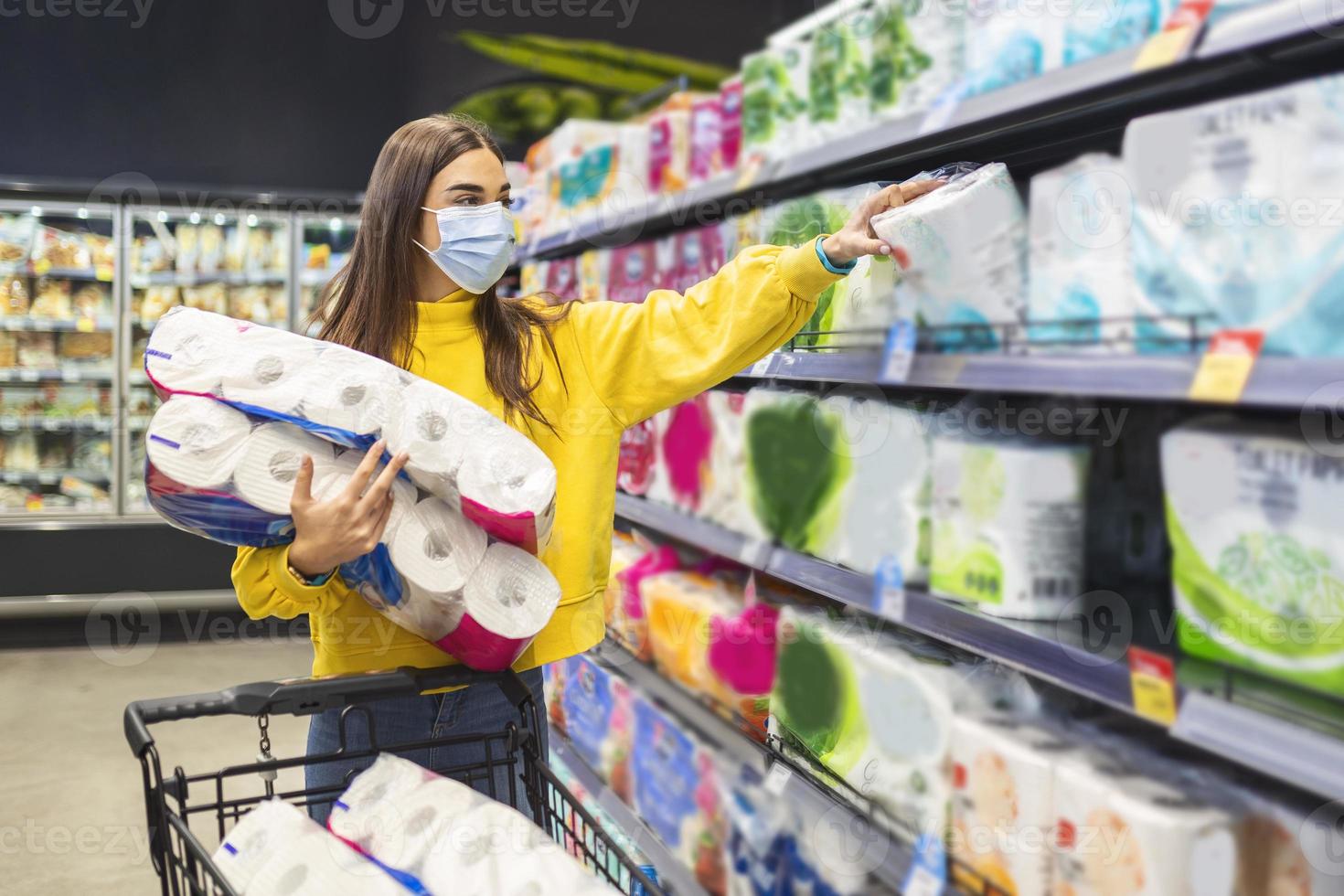 Toilette carta carenza.donna con igienico maschera shopping per Toilette carta forniture dovuto per panico acquisto e Prodotto tabellone durante virus epidemico focolaio.igiene prodotti carenza azione foto