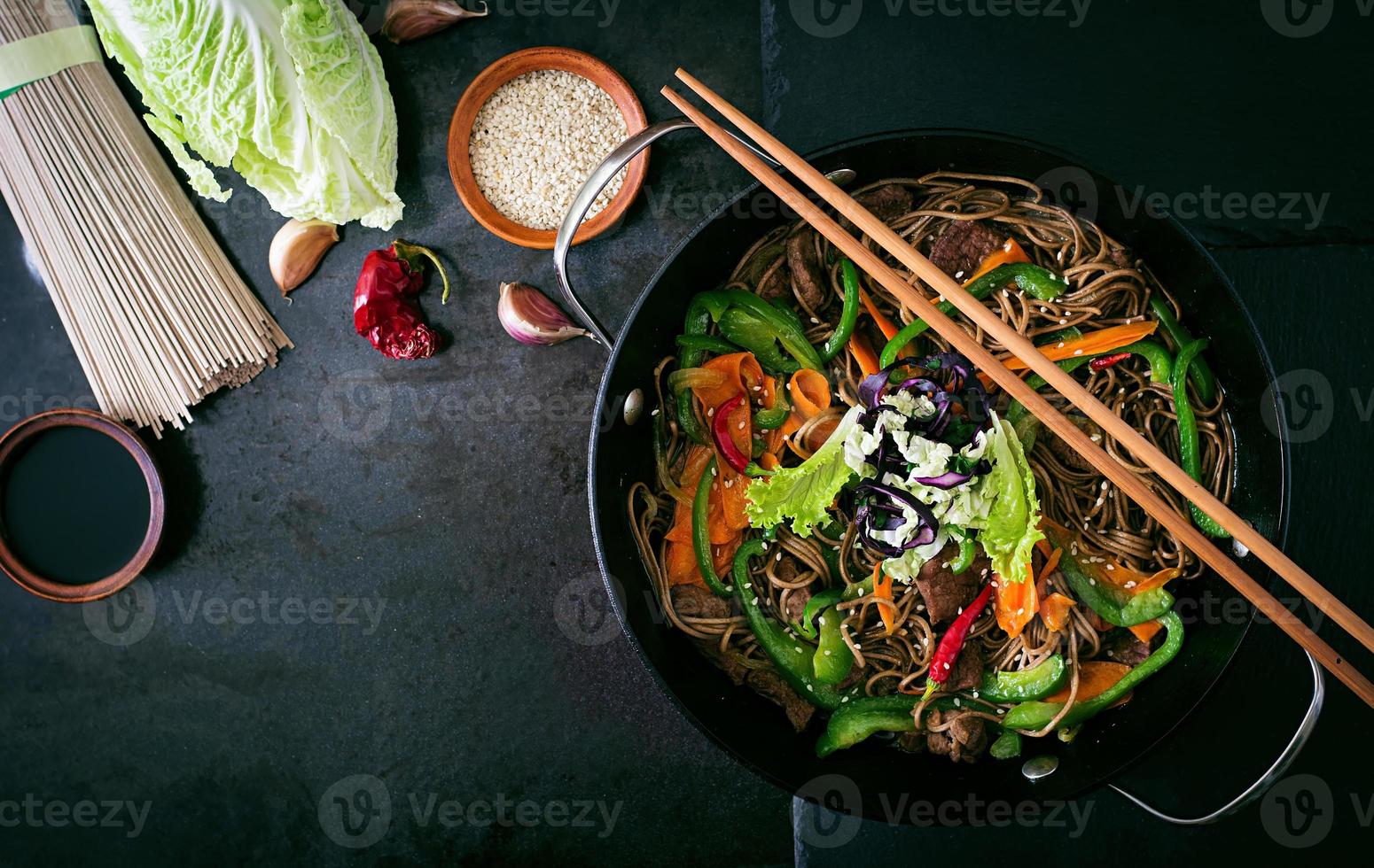 soba tagliatelle con manzo, carote, cipolle e dolce peperoni foto