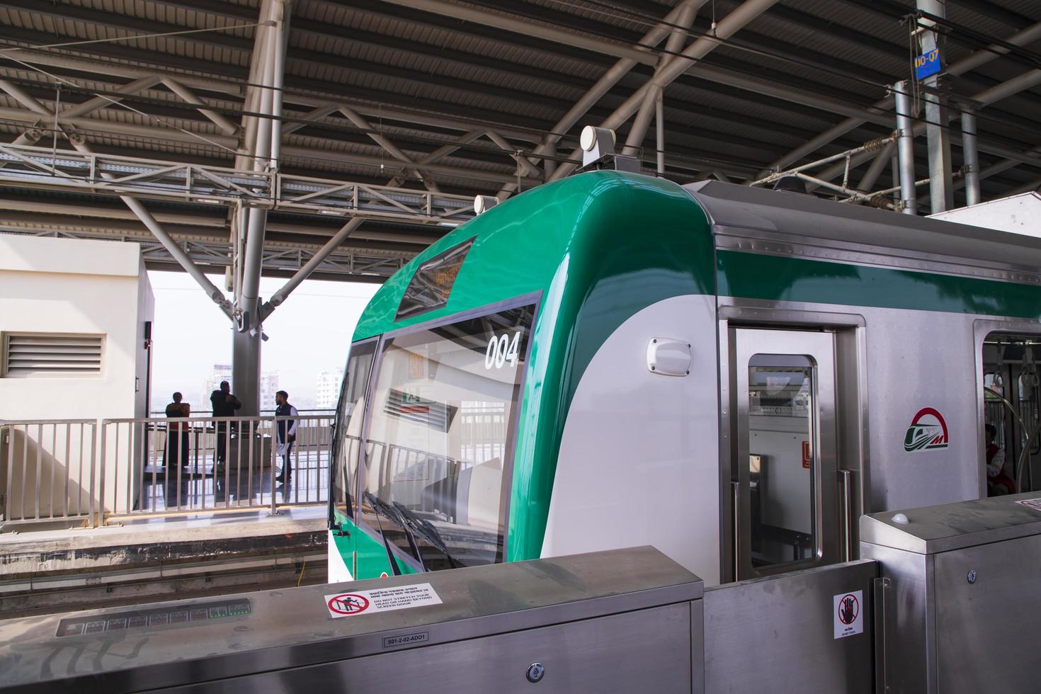 11 gennaio 2023 dhaka bangladesh il dhaka la metropolitana massa rapido transito mrt alto velocità elettrico treno su il piattaforma foto