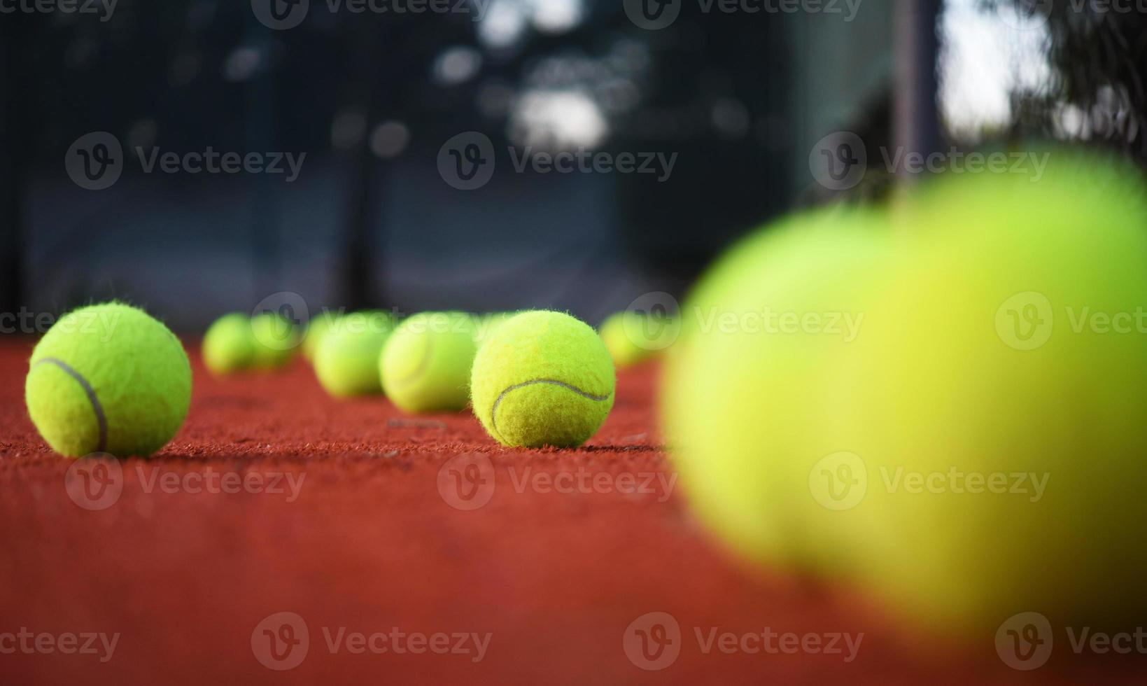 tennis racchette con tennis palle su argilla Tribunale foto