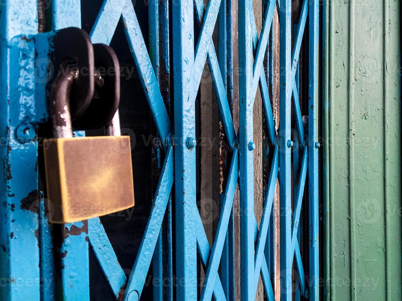 avvicinamento lucchetto su un' blu sicurezza metallo porta foto