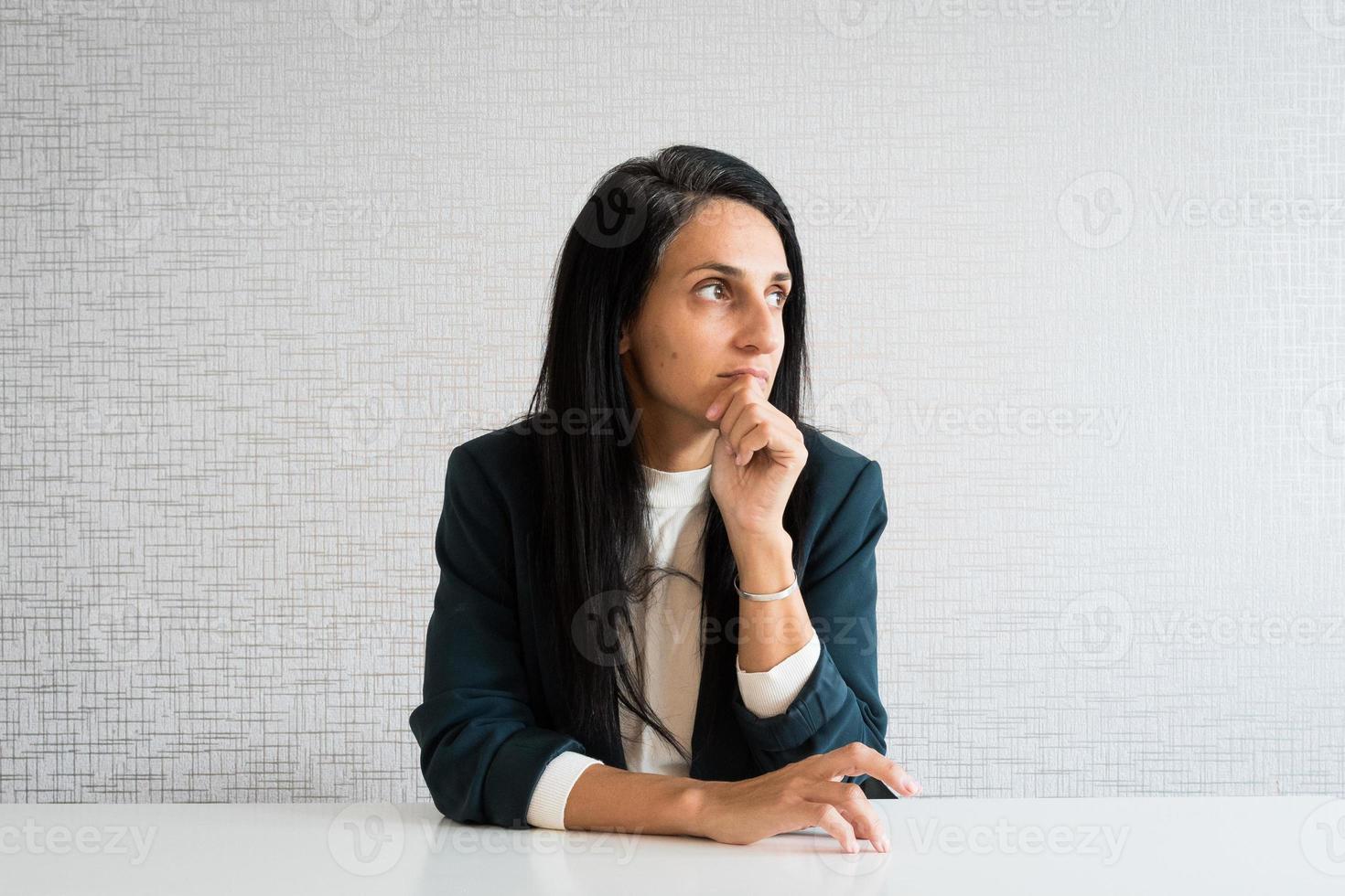 giovane caucasico attività commerciale donna nel ufficio riflessivo concetto. donna Lavorando guardando attraverso il finestra nel ufficio finto su a opera avere dilemma isolato foto