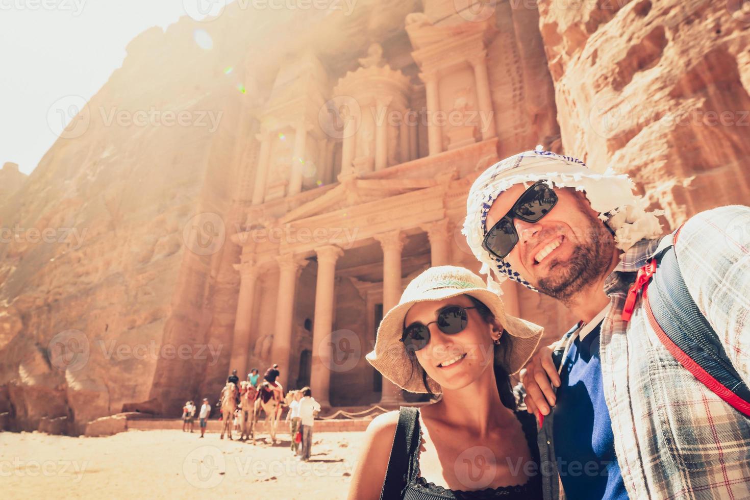 giovane bello coppia eccitato assunzione autoscatto nel petra di tesoreria punto di riferimento. viaggiante uomo e donna, sorridente e guardare a telecamera. viaggiare, felicità e stile di vita concetti. foto