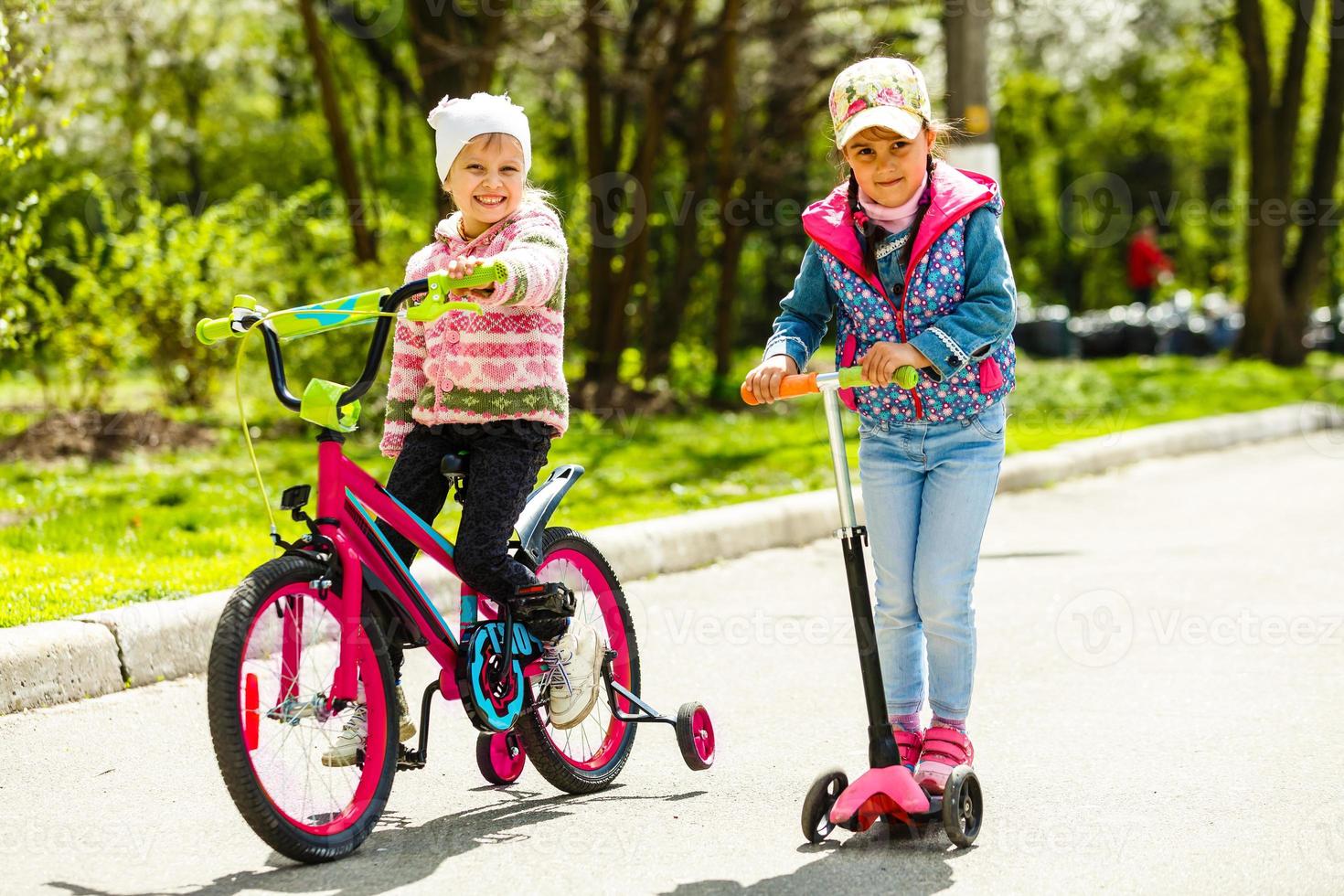 contento bambini con Bici e scooter nel natura foto