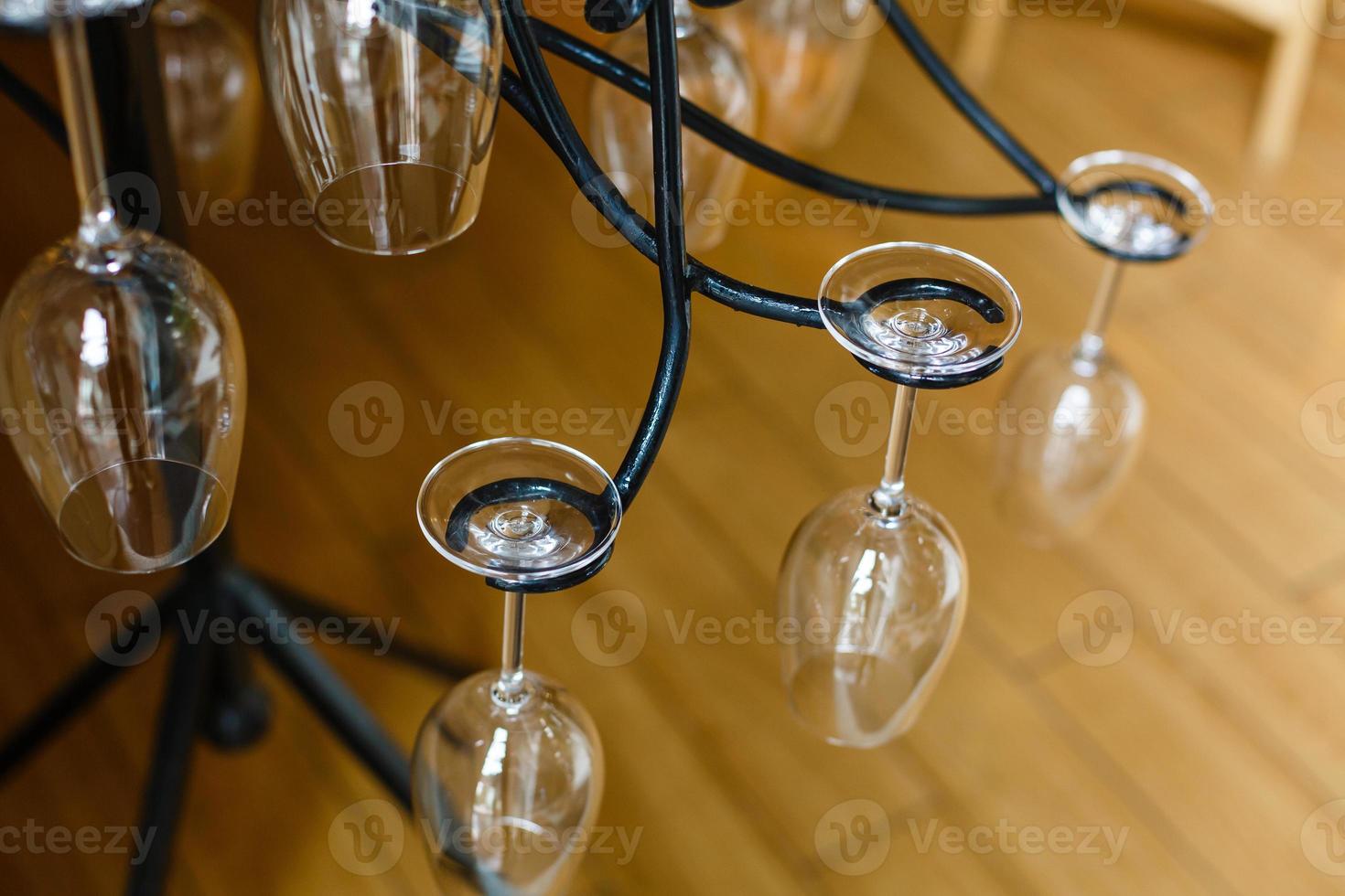 bicchiere bicchieri sospeso sopra il bar cremagliera foto