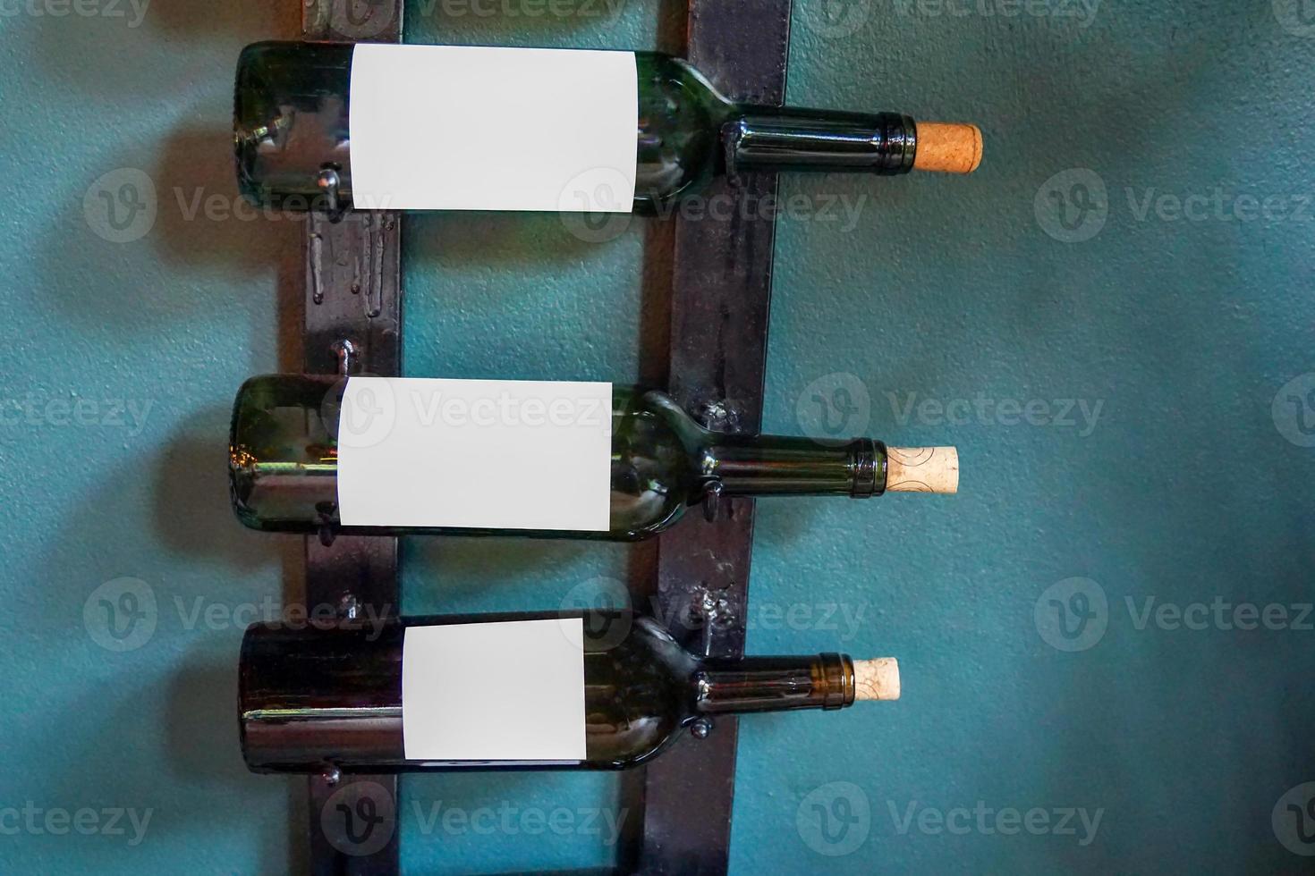 bottiglie di vino foderato su su il mensola il sfondo è buio verde. morbido e selettivo messa a fuoco. foto