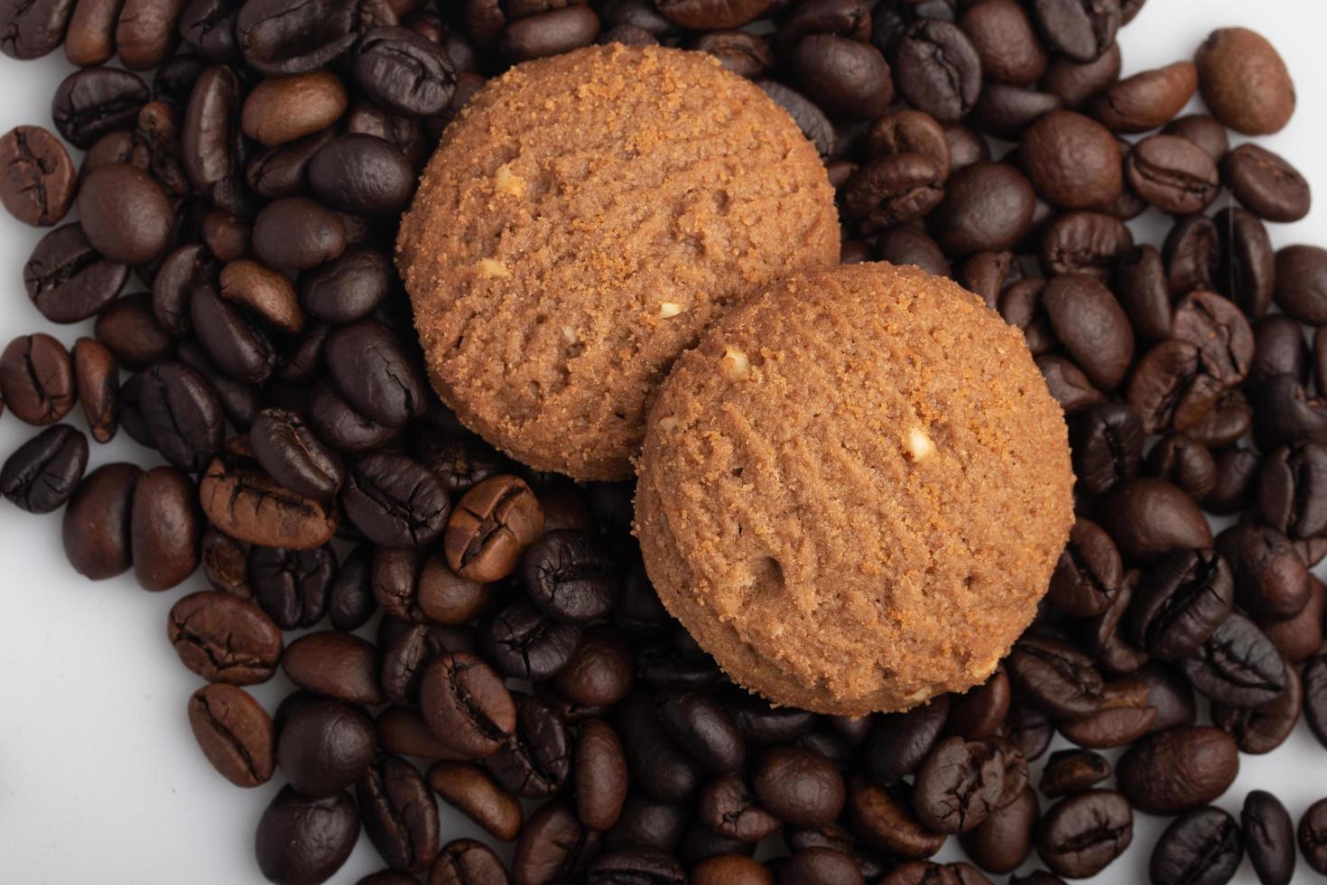 caffè biscotti su caffè fagioli sfondo foto