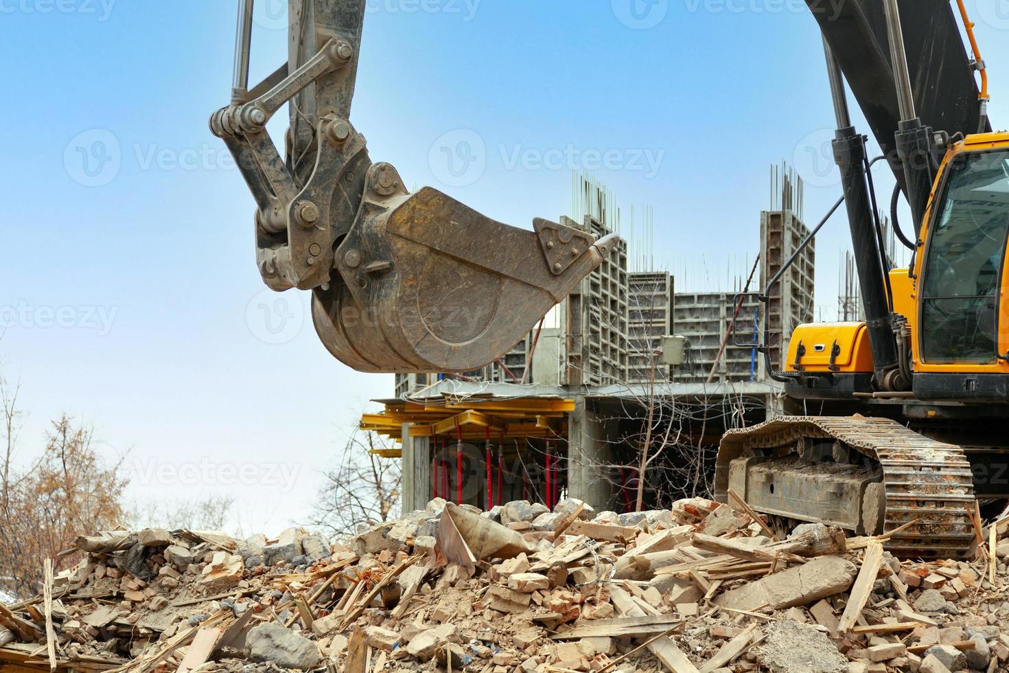 demolizione di un vecchio edificio di moderno scavatrice foto