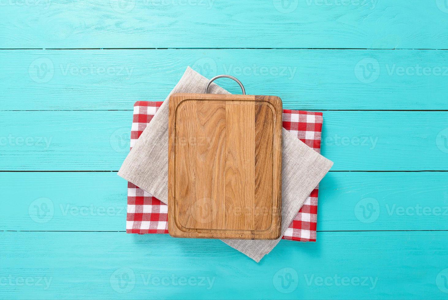 di legno tavolo superiore Visualizza, scrivania per Pizza con colorato tovaglioli. vacanza, cibo concetto foto