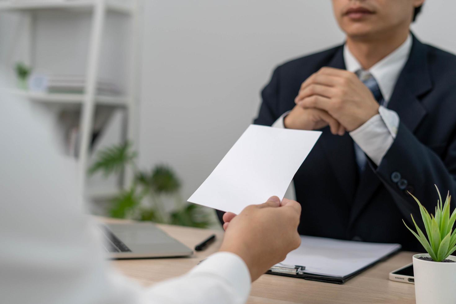 uomini d'affari Spedire dimissioni lettere per dirigenti o gestori. includere informazione di dimissioni e offerte di lavoro e lavoro i cambiamenti. foto