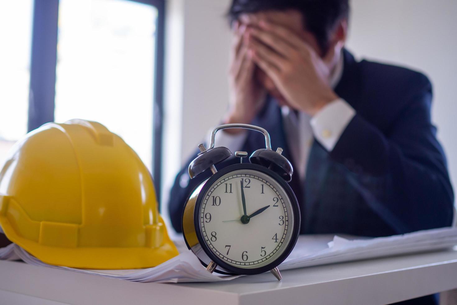 Immagine orologio messa a fuoco. sfondo attività commerciale persone siamo grave e stressato di Lavorando nel il ufficio fino a in ritardo il pranzo rompere dovuto per pressione e incontrare i problemi nel il lavoro. foto