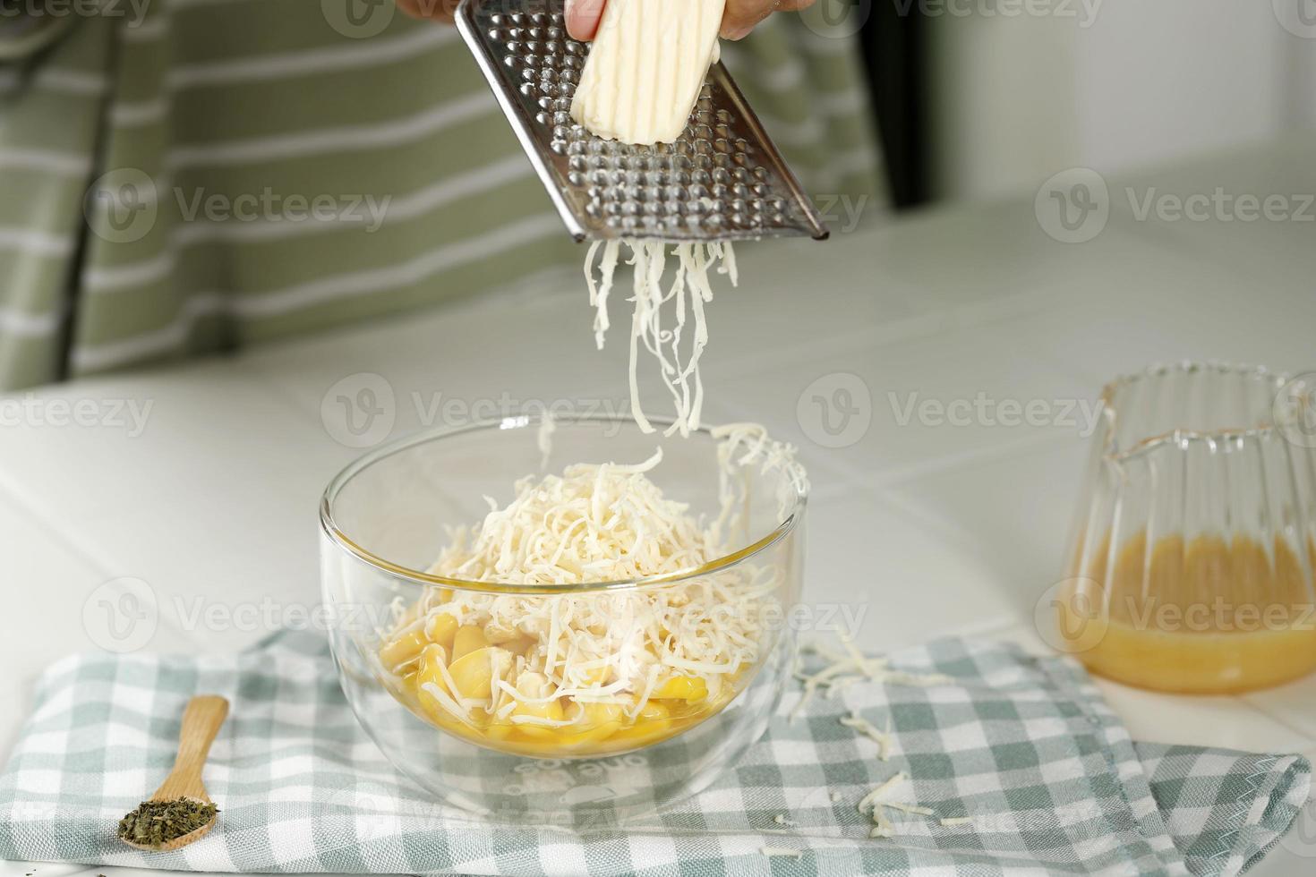 bambini triturati formaggio su jasuke dolce Mais foto