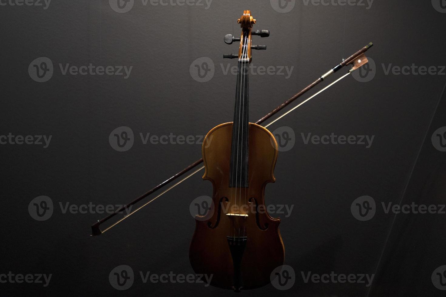 violino e arco isolato su nero foto