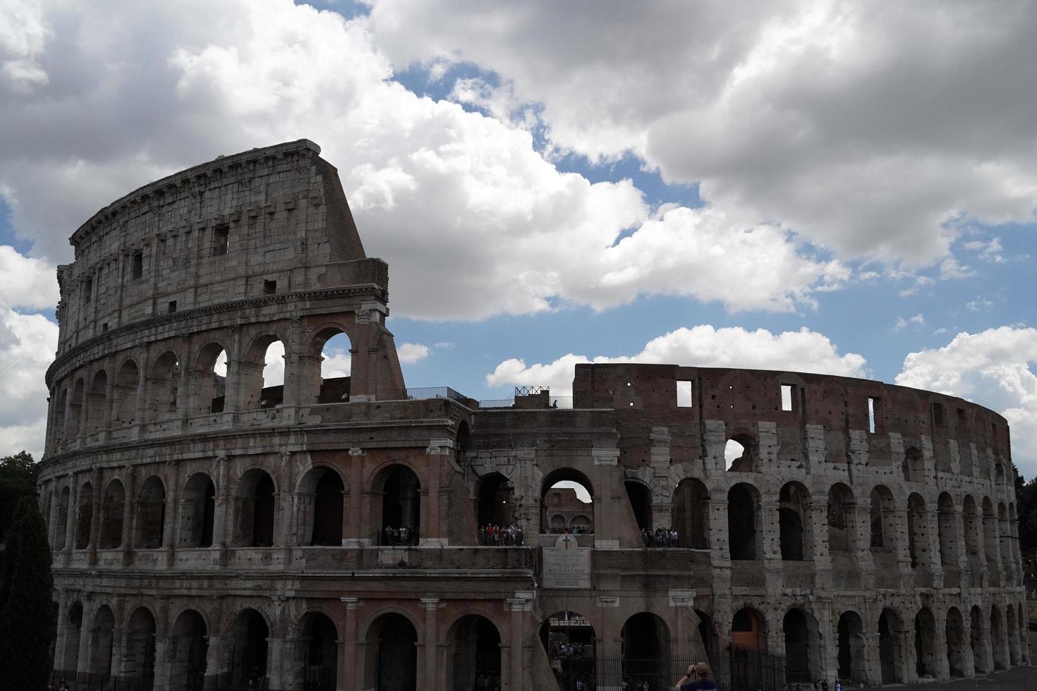 Roma, Italia - giugno 10 2018 - turisti assunzione immagini e selfie a colosseo foto