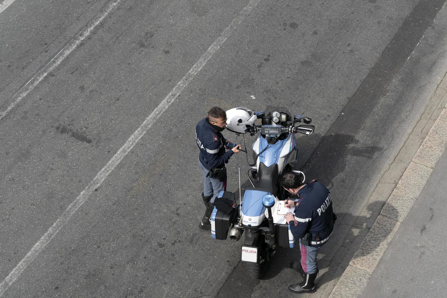 Genova, Italia - aprile 13 2020 - polizia controllo durante coronavirus covid quarentine foto